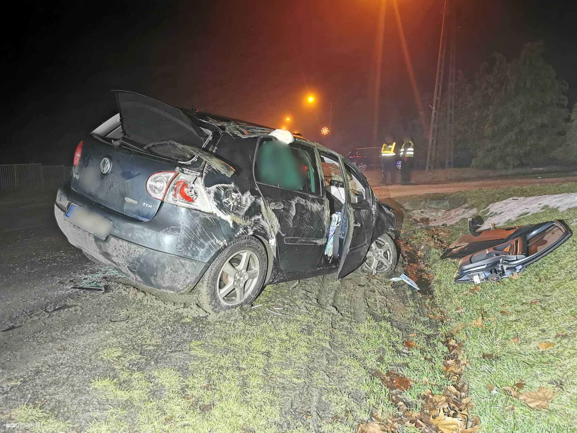 Támfalnak hajtott és felborult egy Volkswagen Vépen