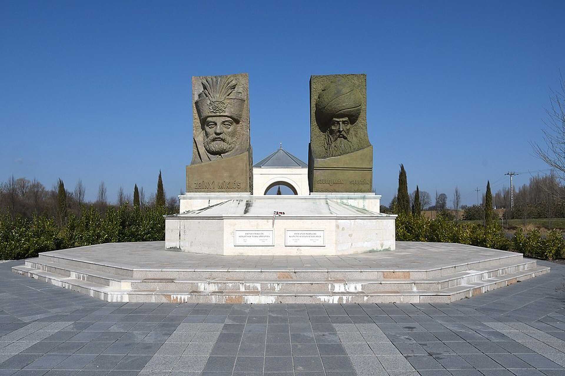 A Magyar-Török Barátság Park emlékműve Zrínyi Miklós és I. Szulejmán potréival