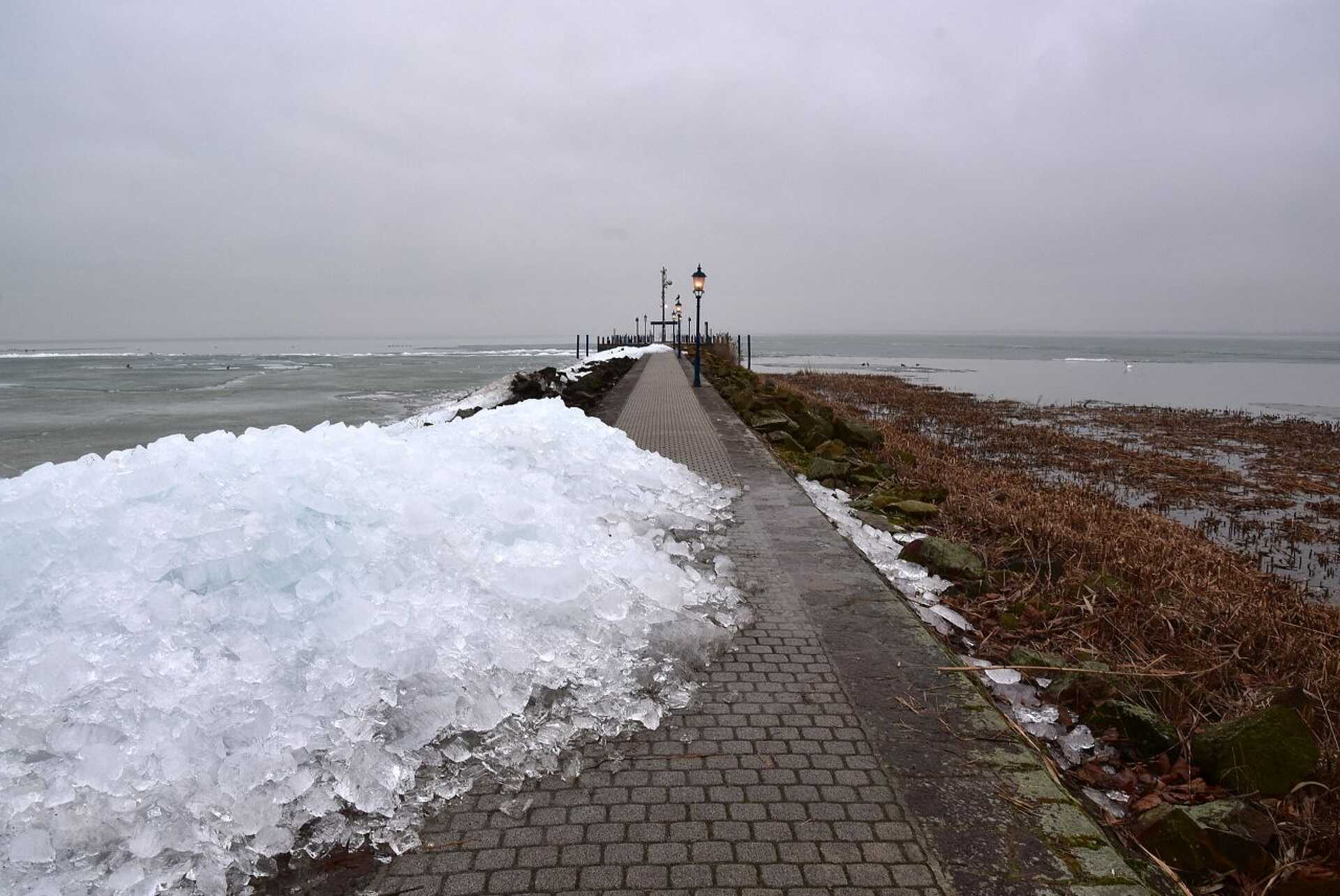 Jéghalmok a Balaton partján