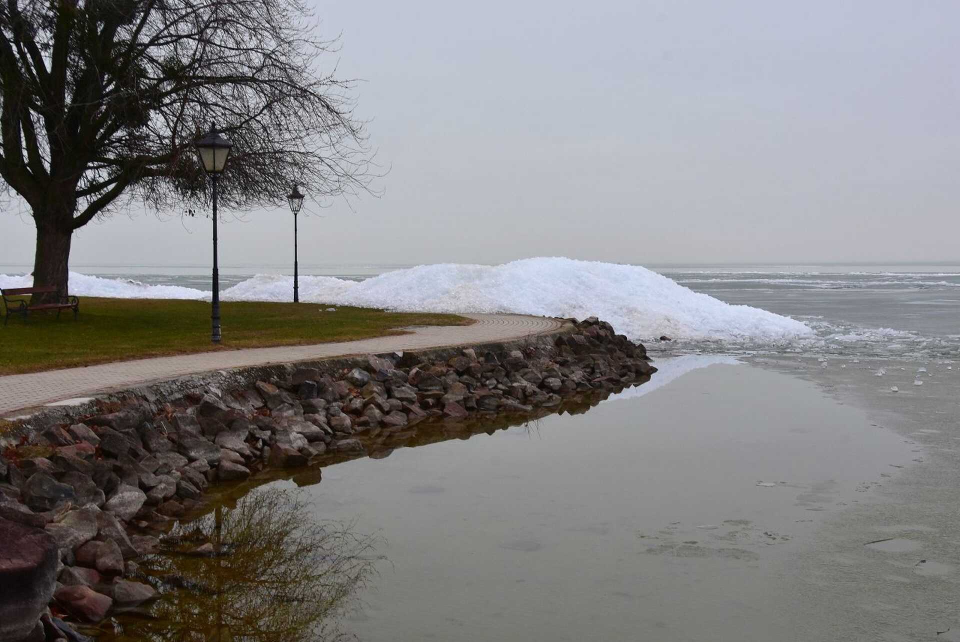 Jéghalmok a Balaton partján