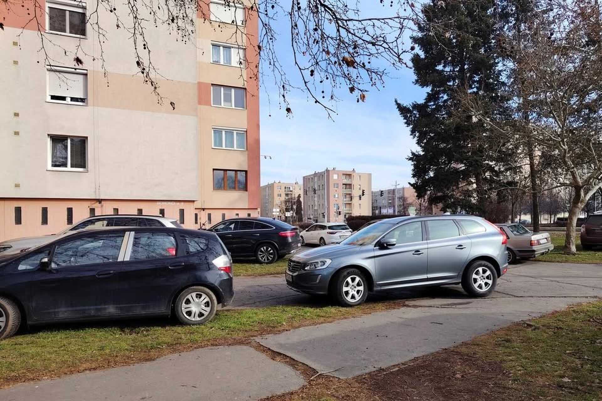 A zöld területeken is autók álltak