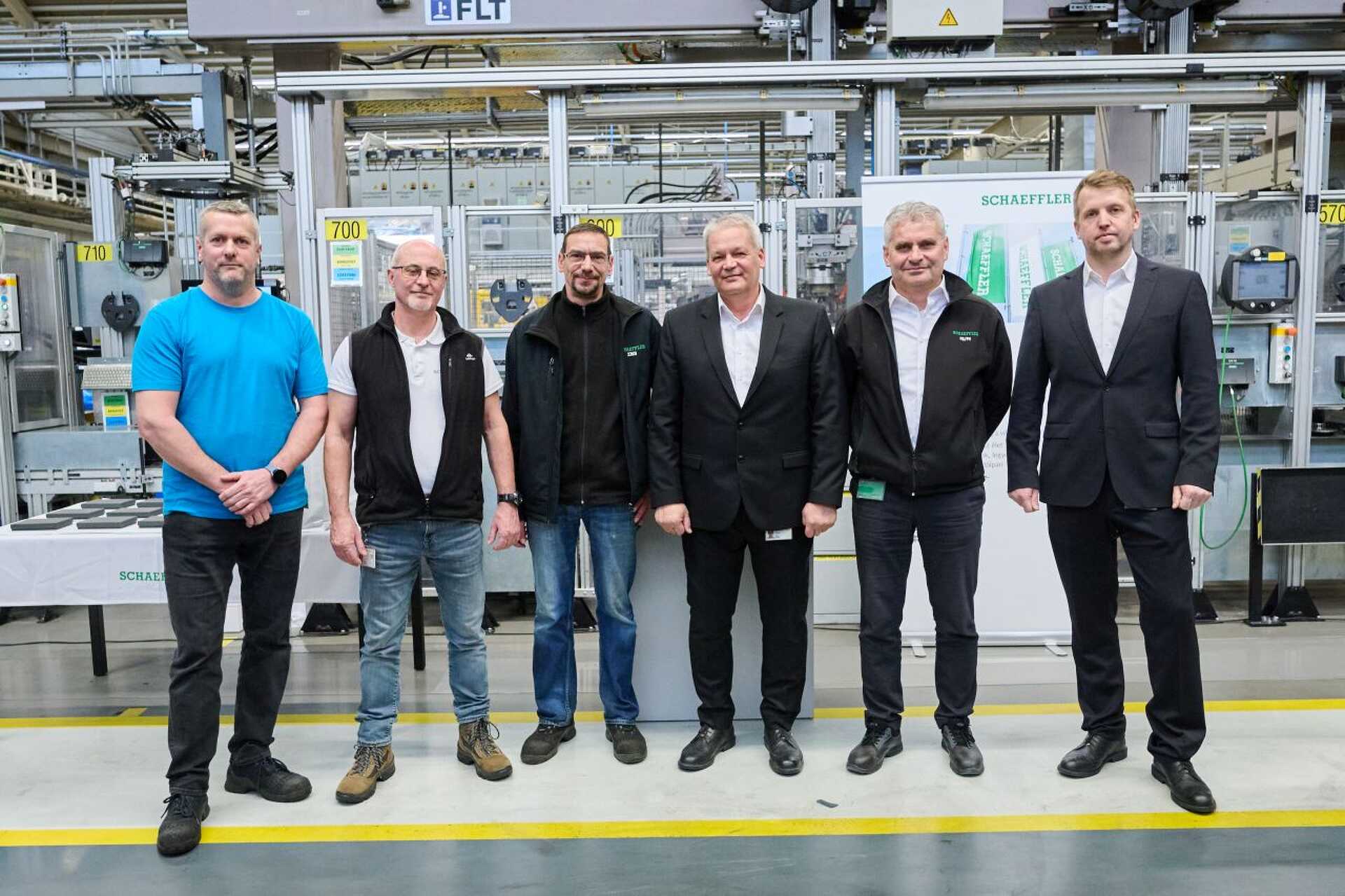 Felköszöntötték a területen a kezdetek óta dolgozó kollégákat. 