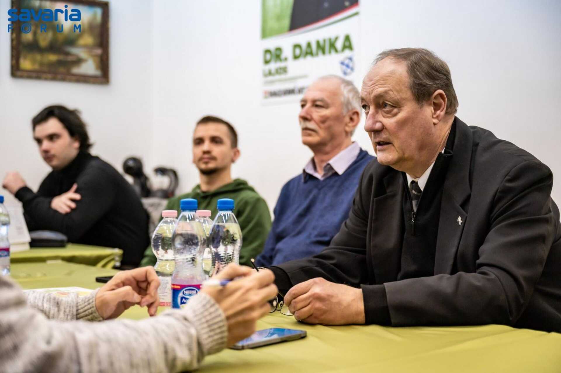 Danka Lajos az irodanyitón