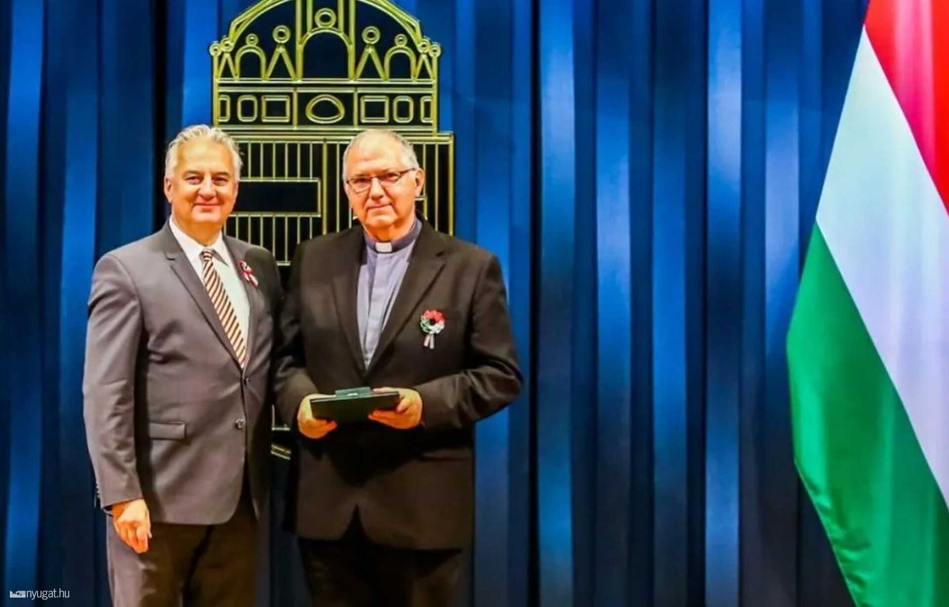 Semjén Zsolt és Pajor András a kitüntetés átadása alkalmával