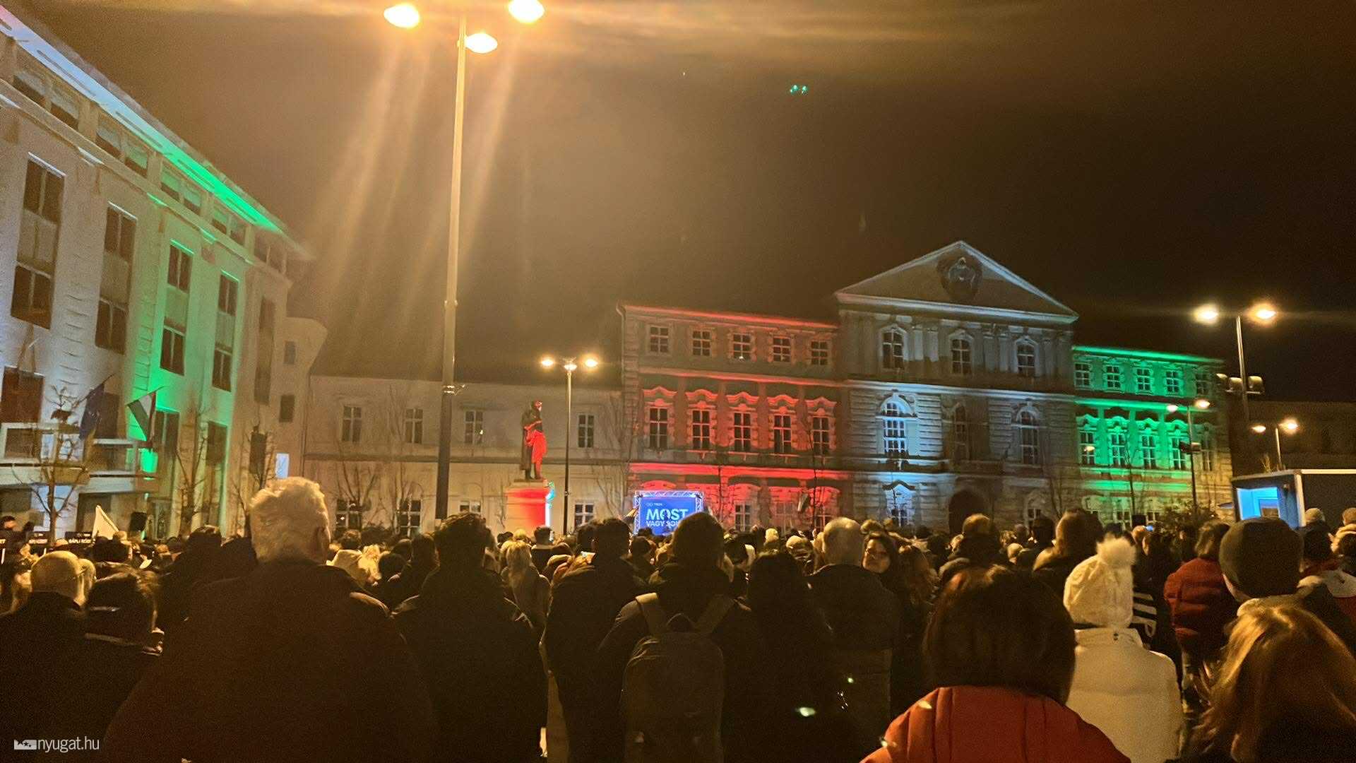 A piros-fehér-zöldre festett Berzsenyi tér