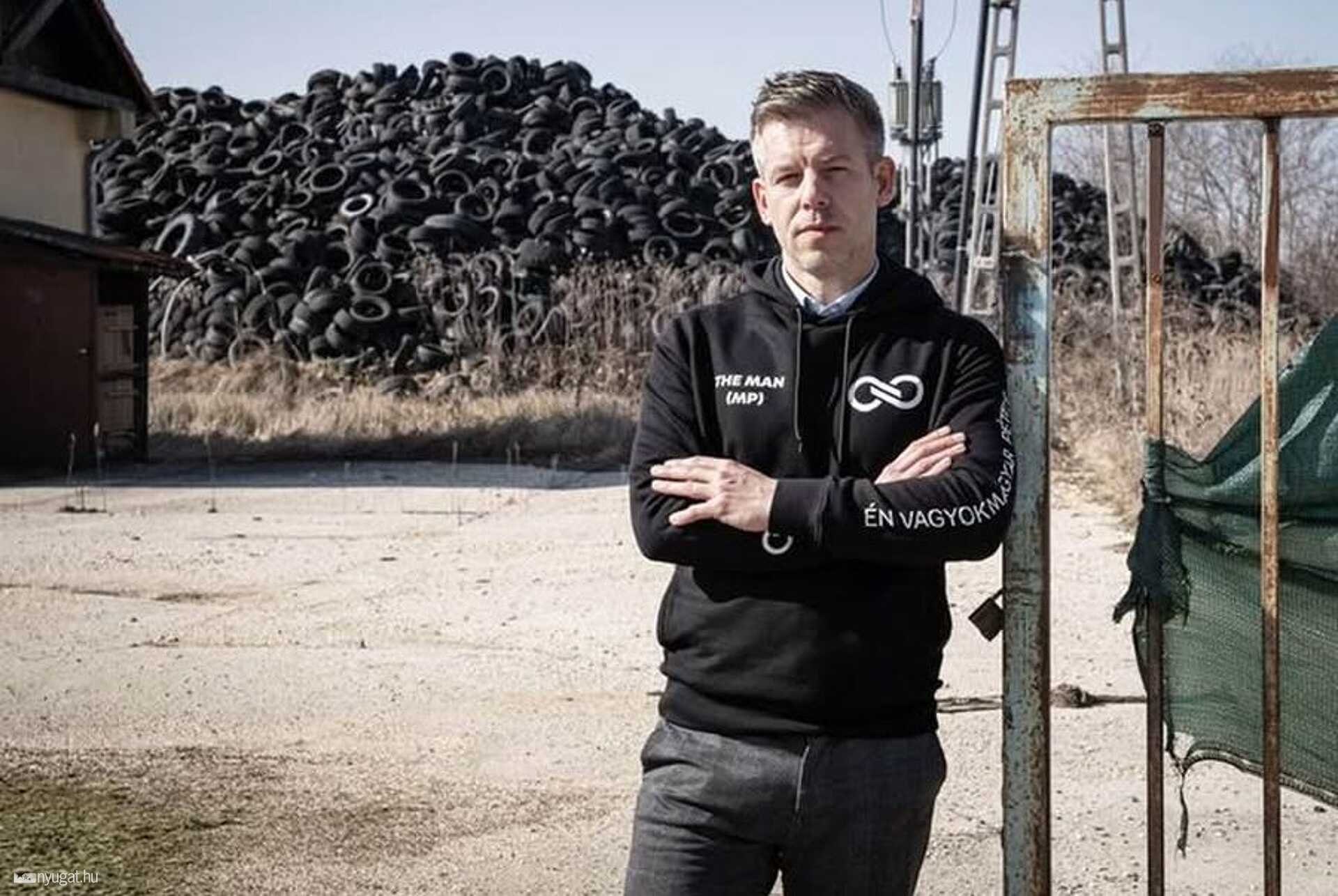 Magyar Péter a nagykölkedi gumitelep bejáratánál