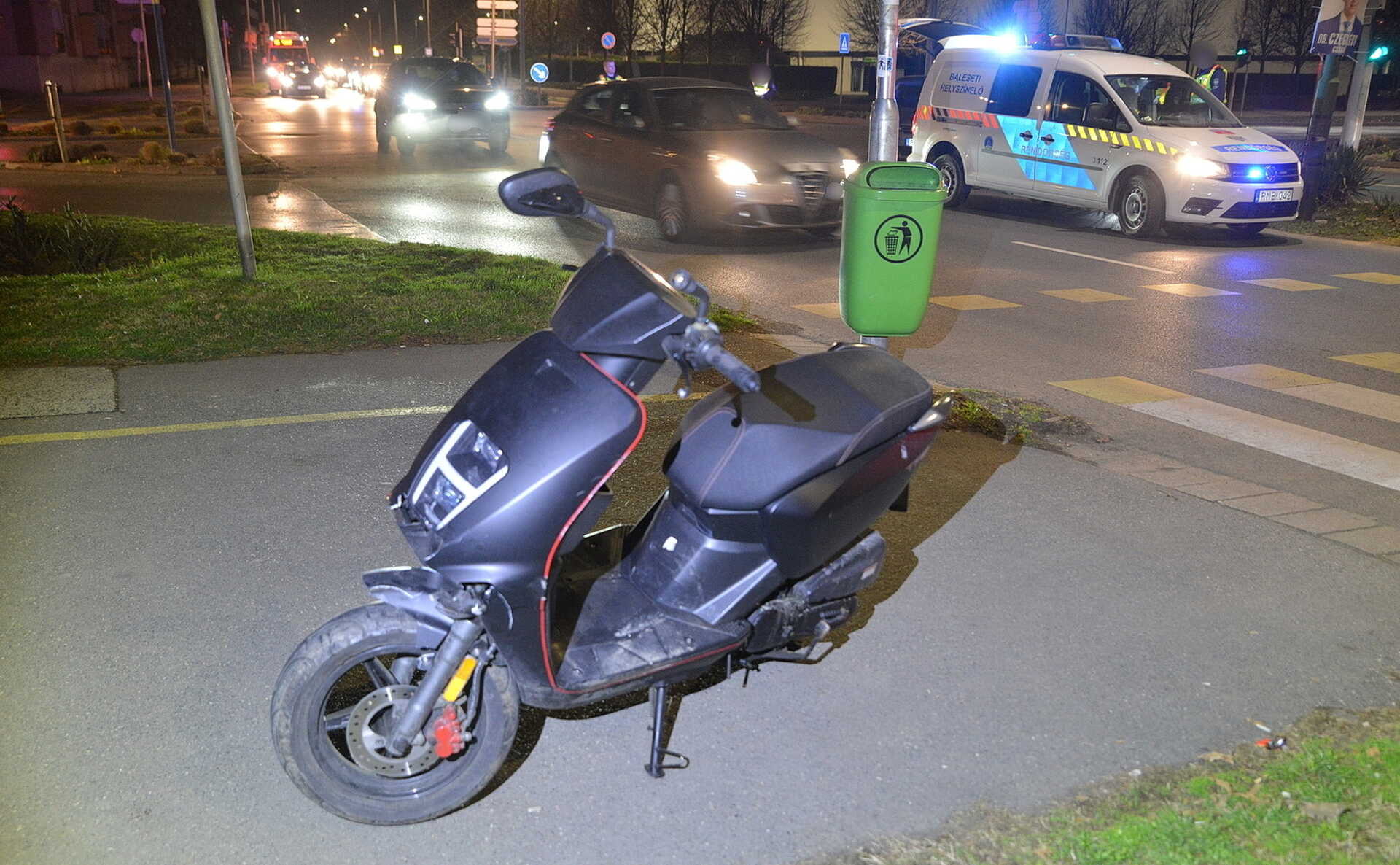 Telezöldes kereszteződésben ütközött robogó és személyautó Szombathelyen