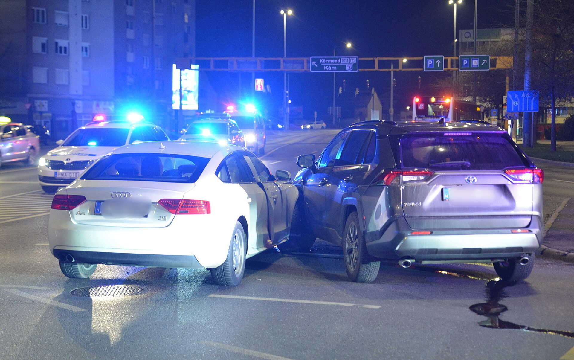 Audi és Toyota ütközött a Szent Márton és a Vörösmarthy utcák kereszteződésében