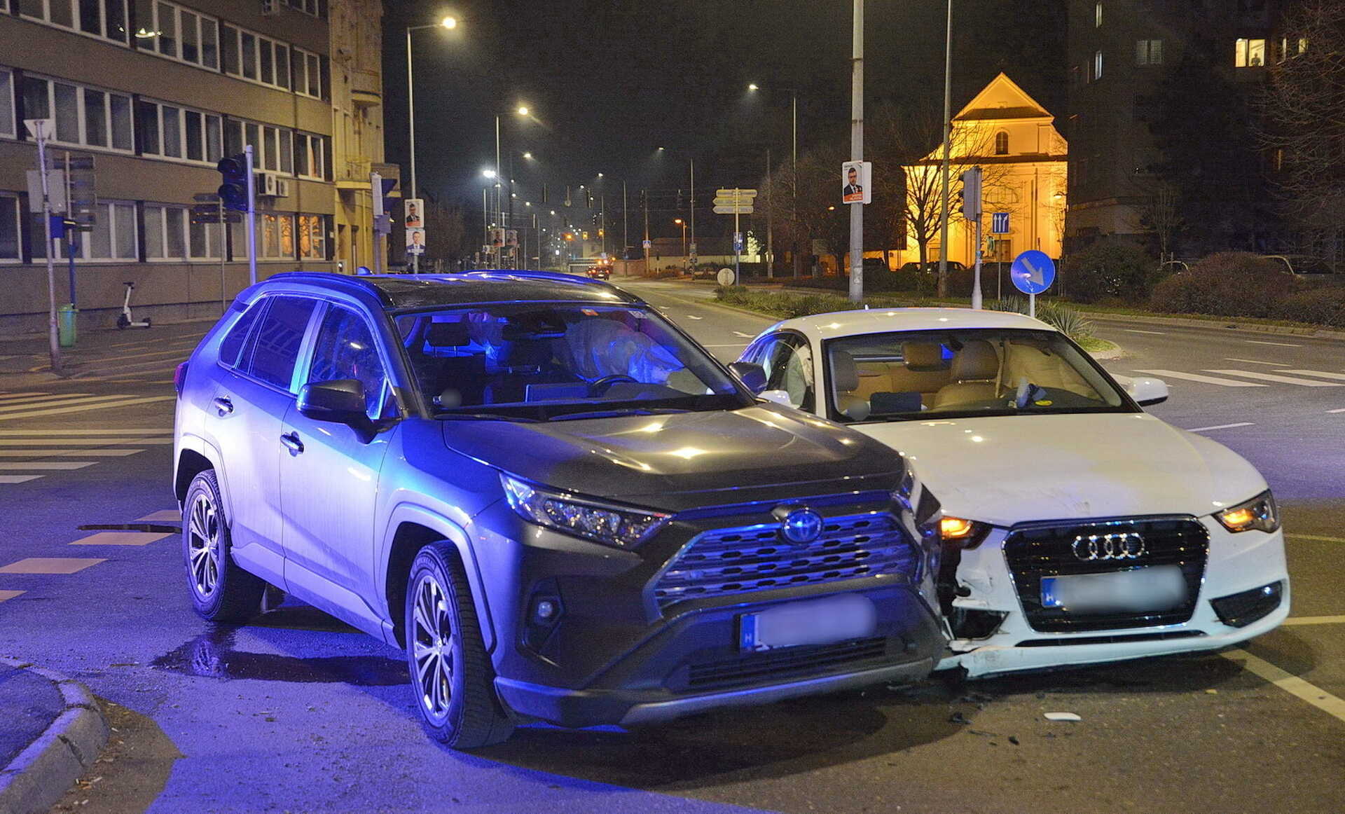 Audi és Toyota ütközött a Szent Márton és a Vörösmarthy utcák kereszteződésében