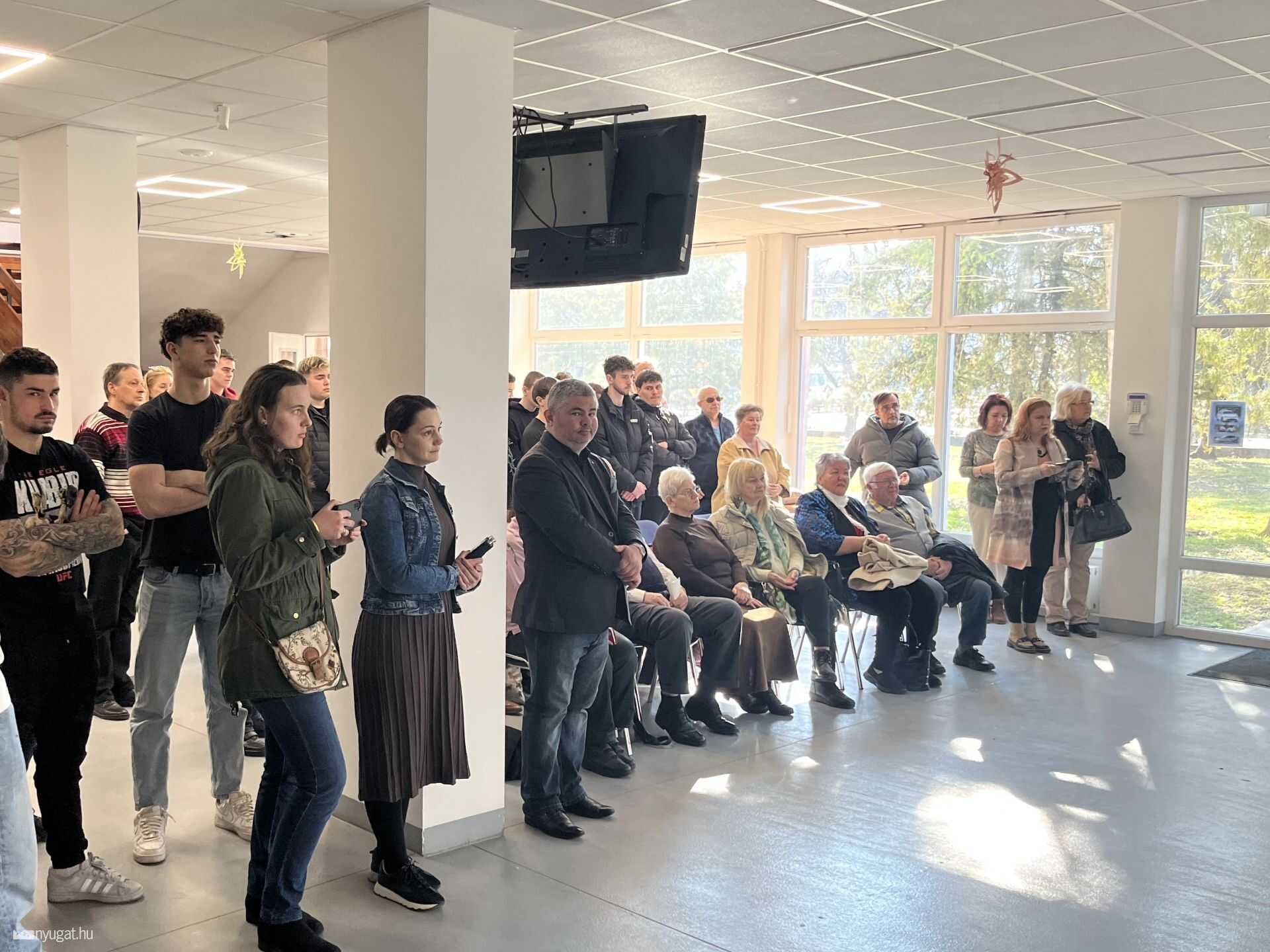 A péntek délelőtti megnyitón a galériának helyet adó iskola diákjai közül többen is részt vettek