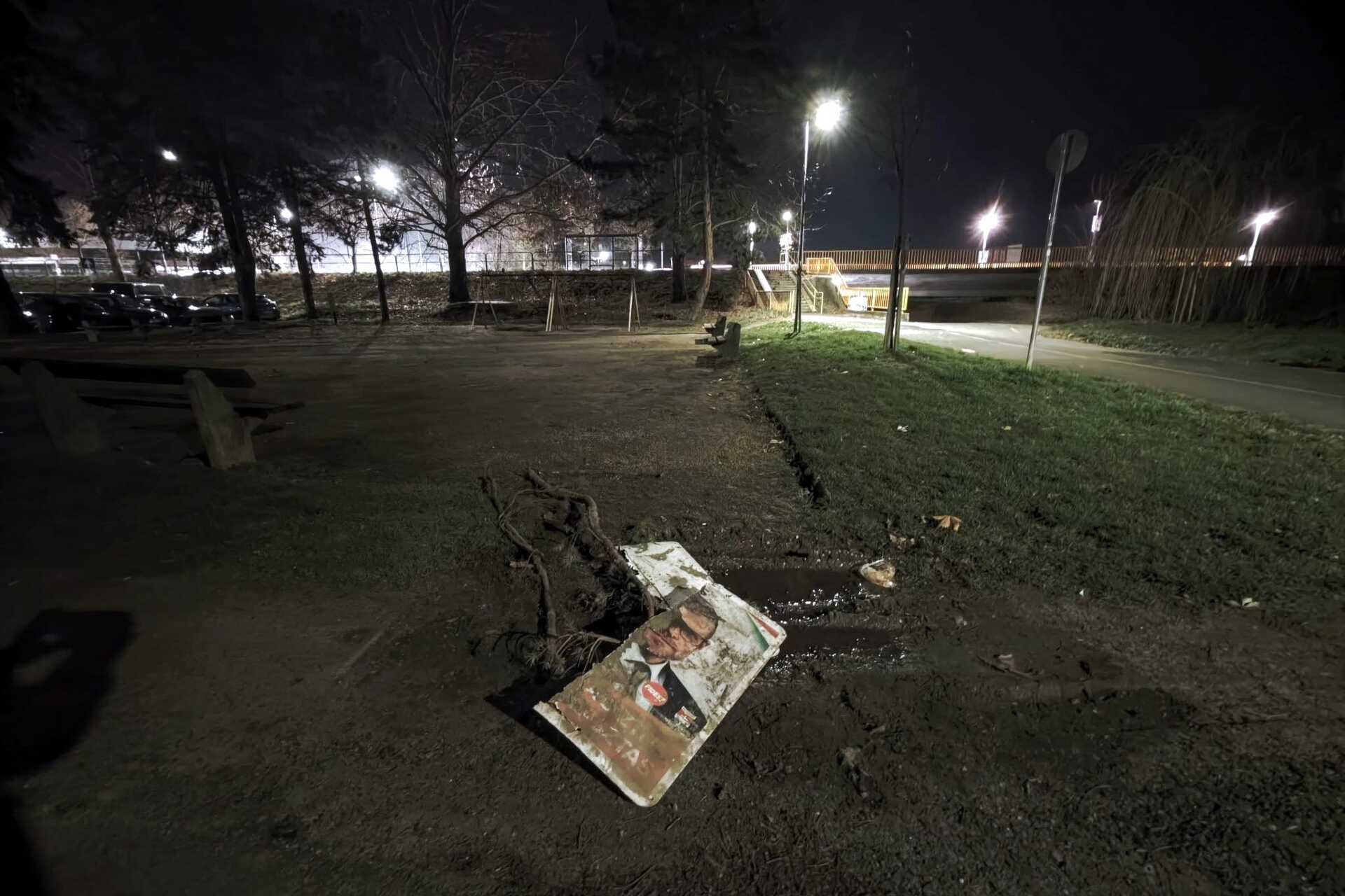 Megrongált Vámos Zoltán plakátok Szombathelyen