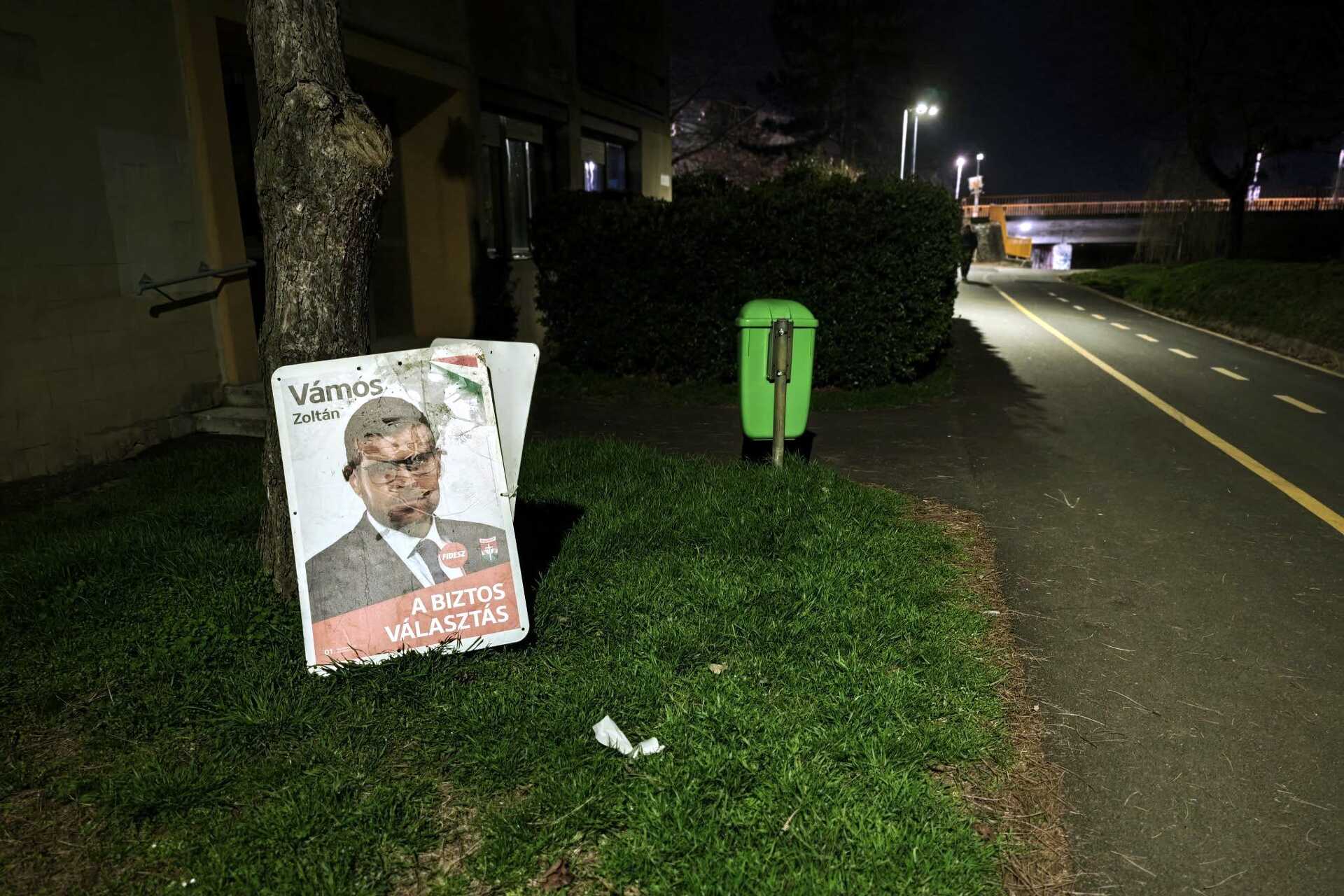 Megrongált Vámos Zoltán plakátok Szombathelyen