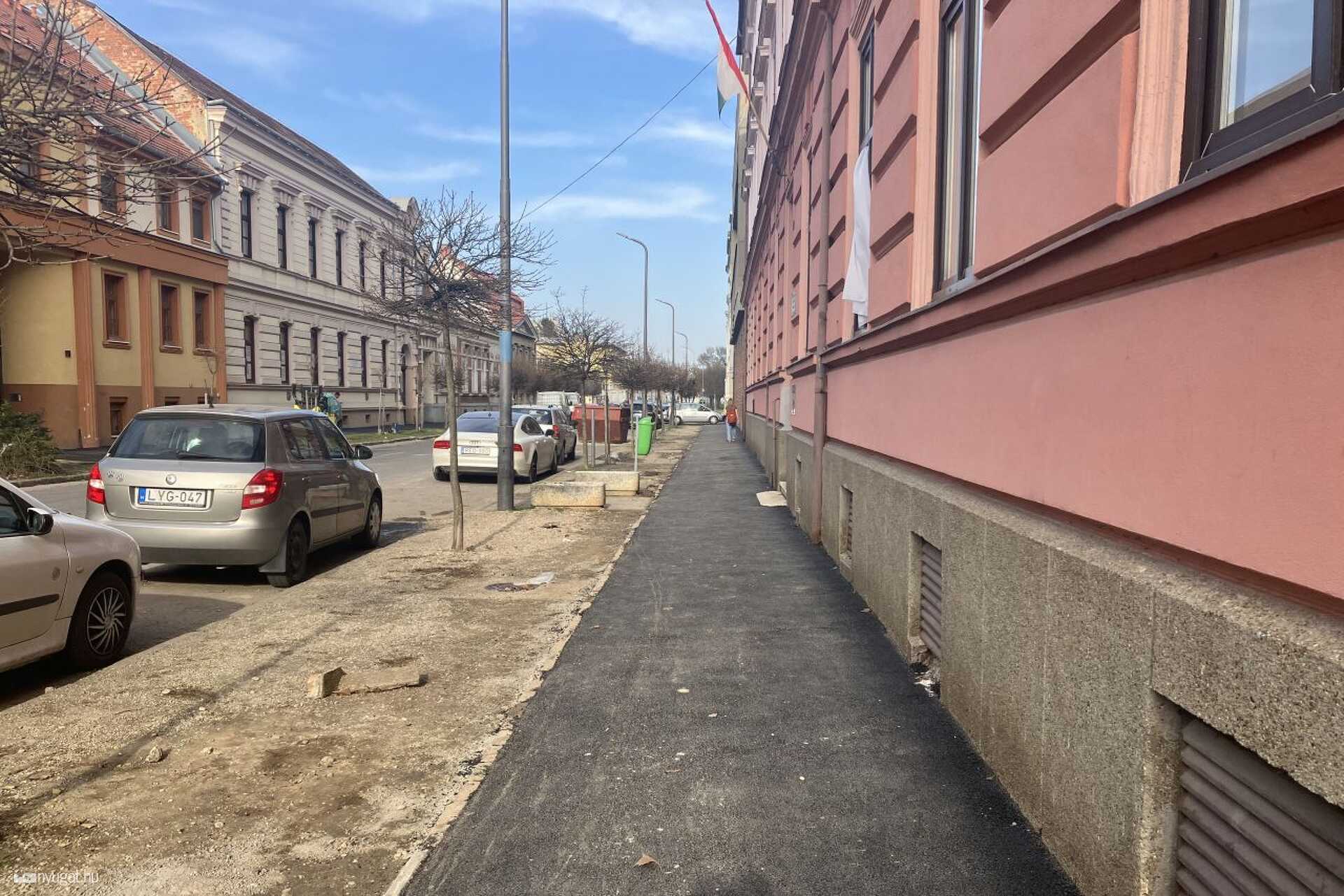 Leszfaltozták a Zrínyi utca járdáit
