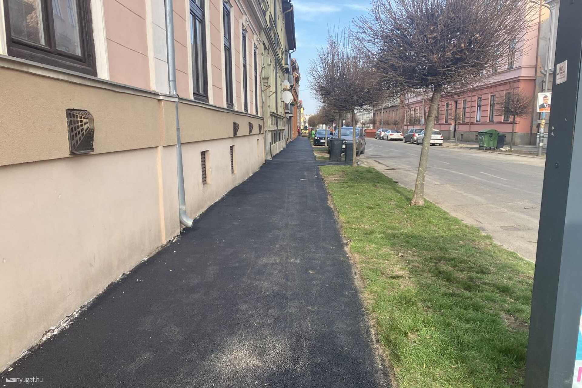 Leszfaltozták a Zrínyi utca járdáit