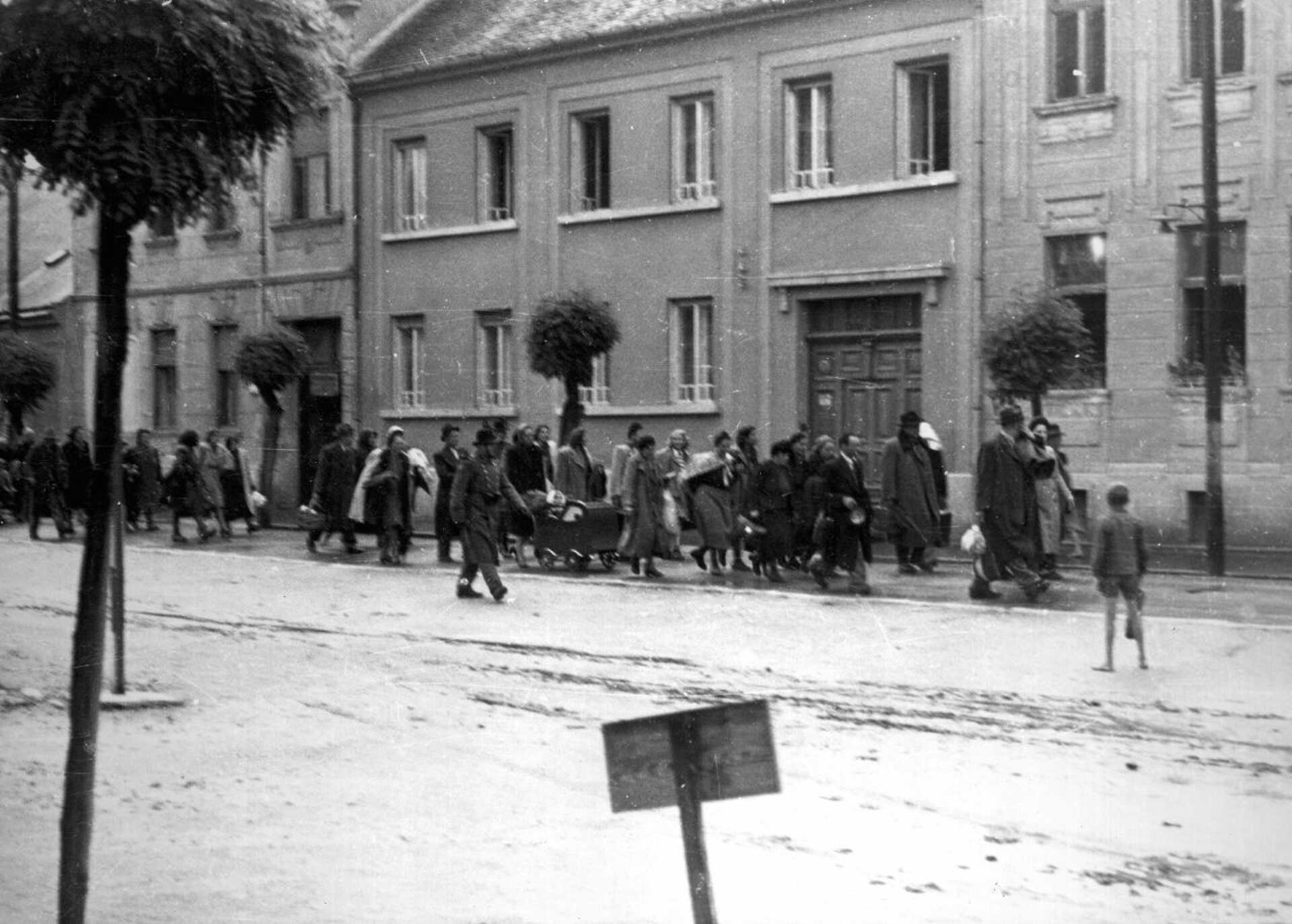 A gyalogmenet a Kossuth Lajos utca 13., 15. és 17. számú házak előtt