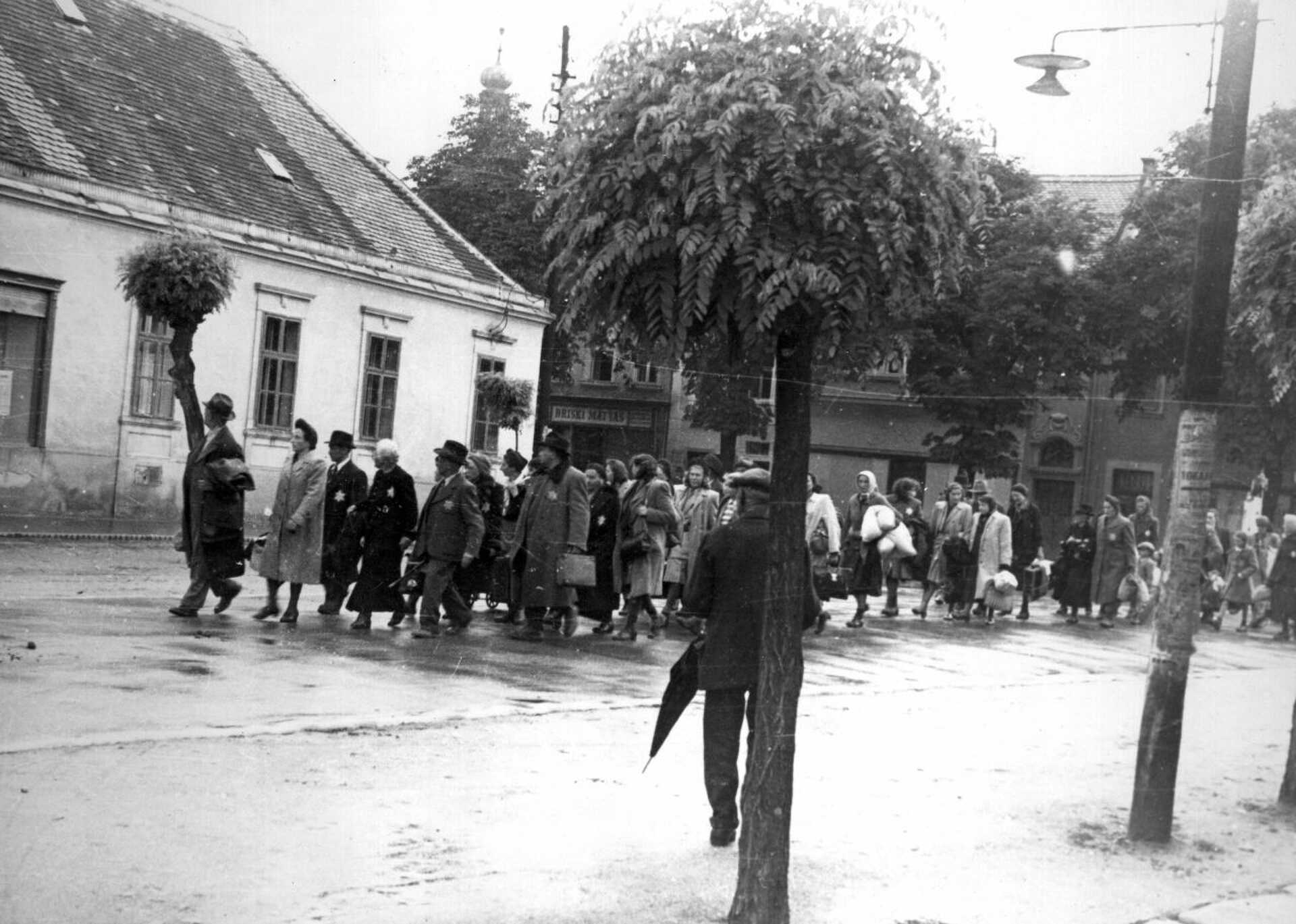 A Kossuth Lajos utca, háttérben a Fő tér házsora