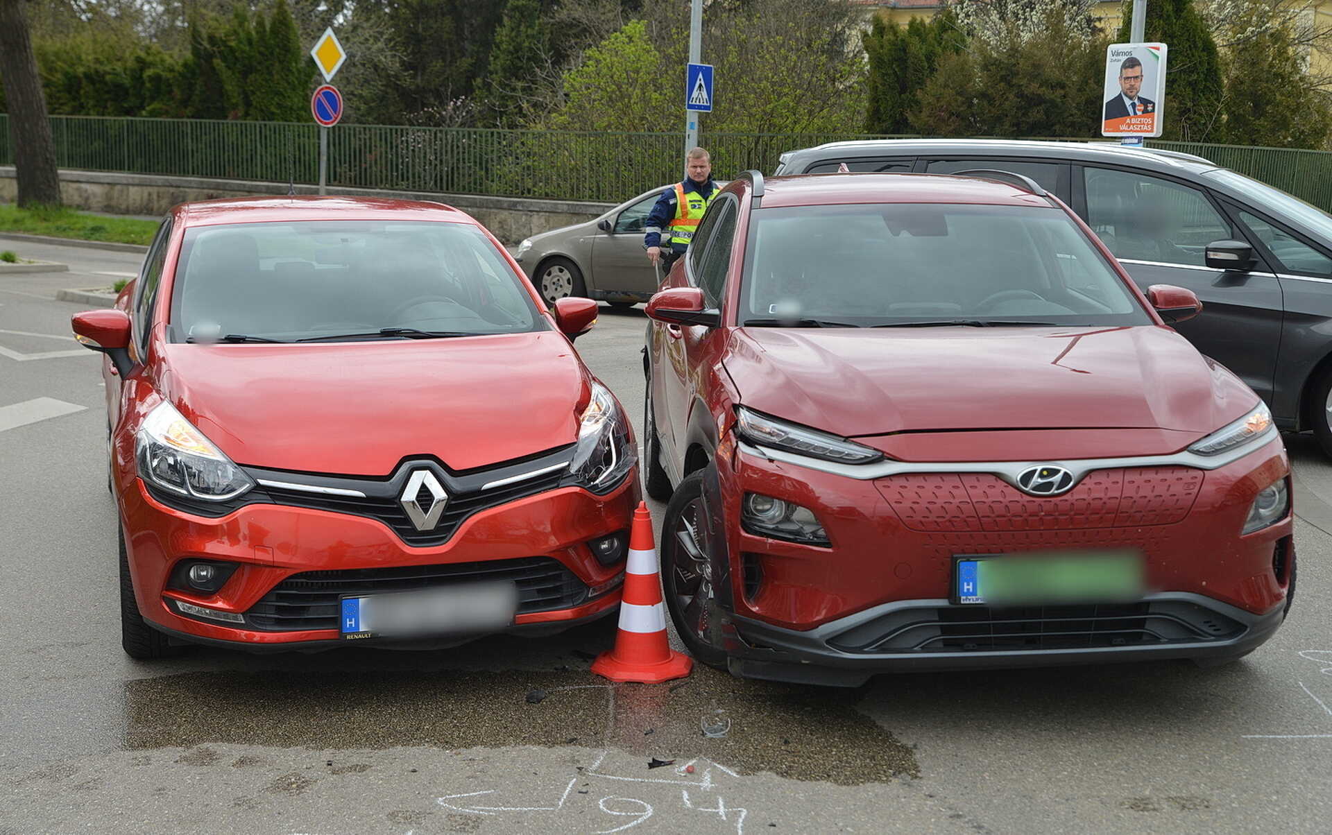 Körforgalomban haladó Hyundaijal ütközött egy Renault Szombathelyen