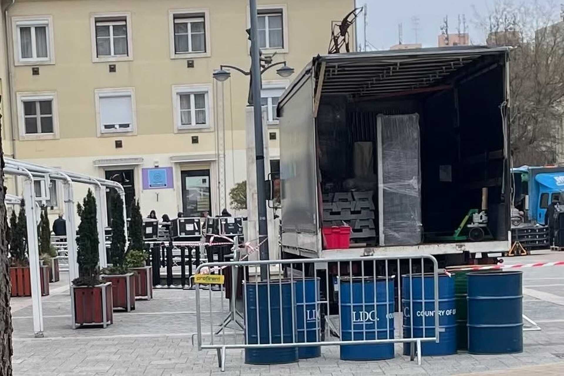 Ott a színpad mögött a távolban feltehetően a fekete ruhások várakoznak
