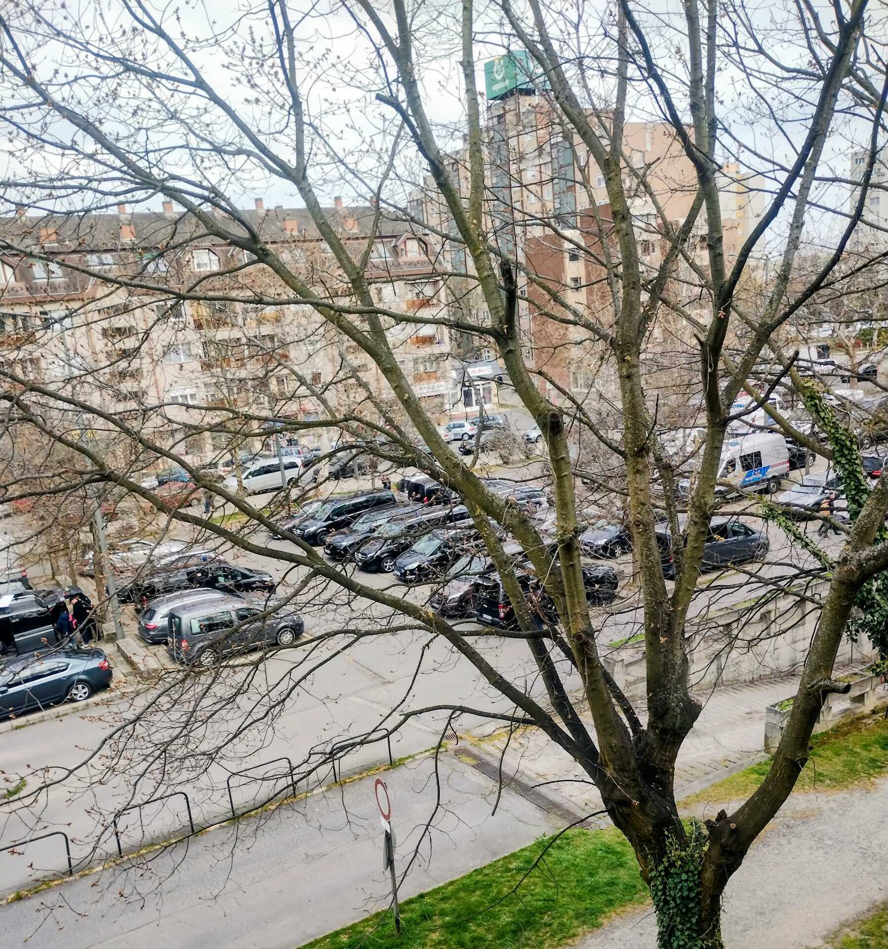 Megtelt a parkoló a Borostyánkő áruház mögött