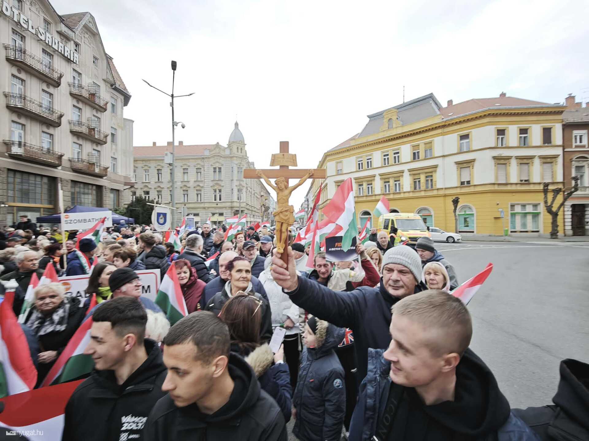 Gyülekeznek a mini Békemenet résztvevői a Savaria Szállónál