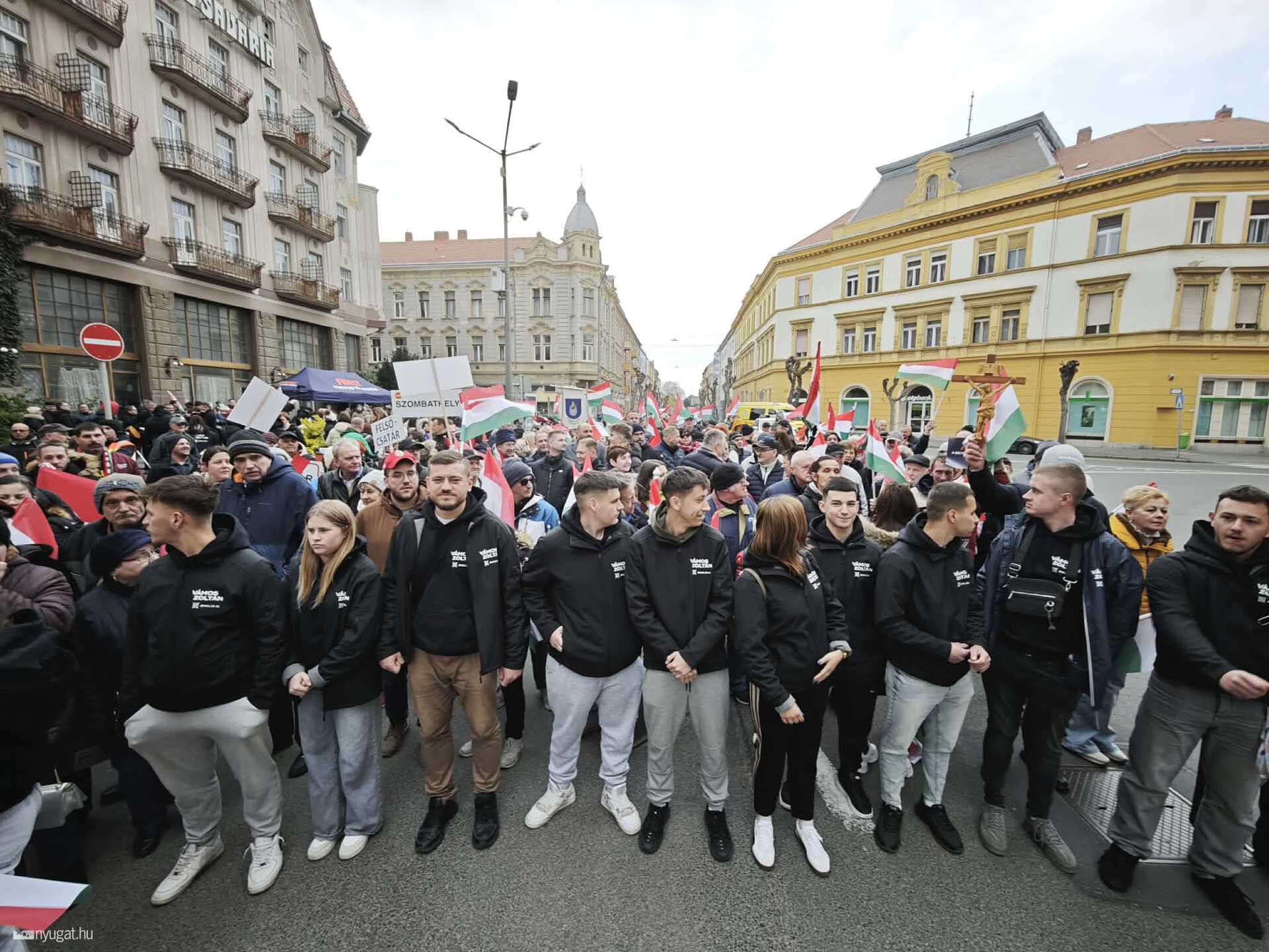 Gyülekeznek a mini Békemenet résztvevői a Savaria Szállónál