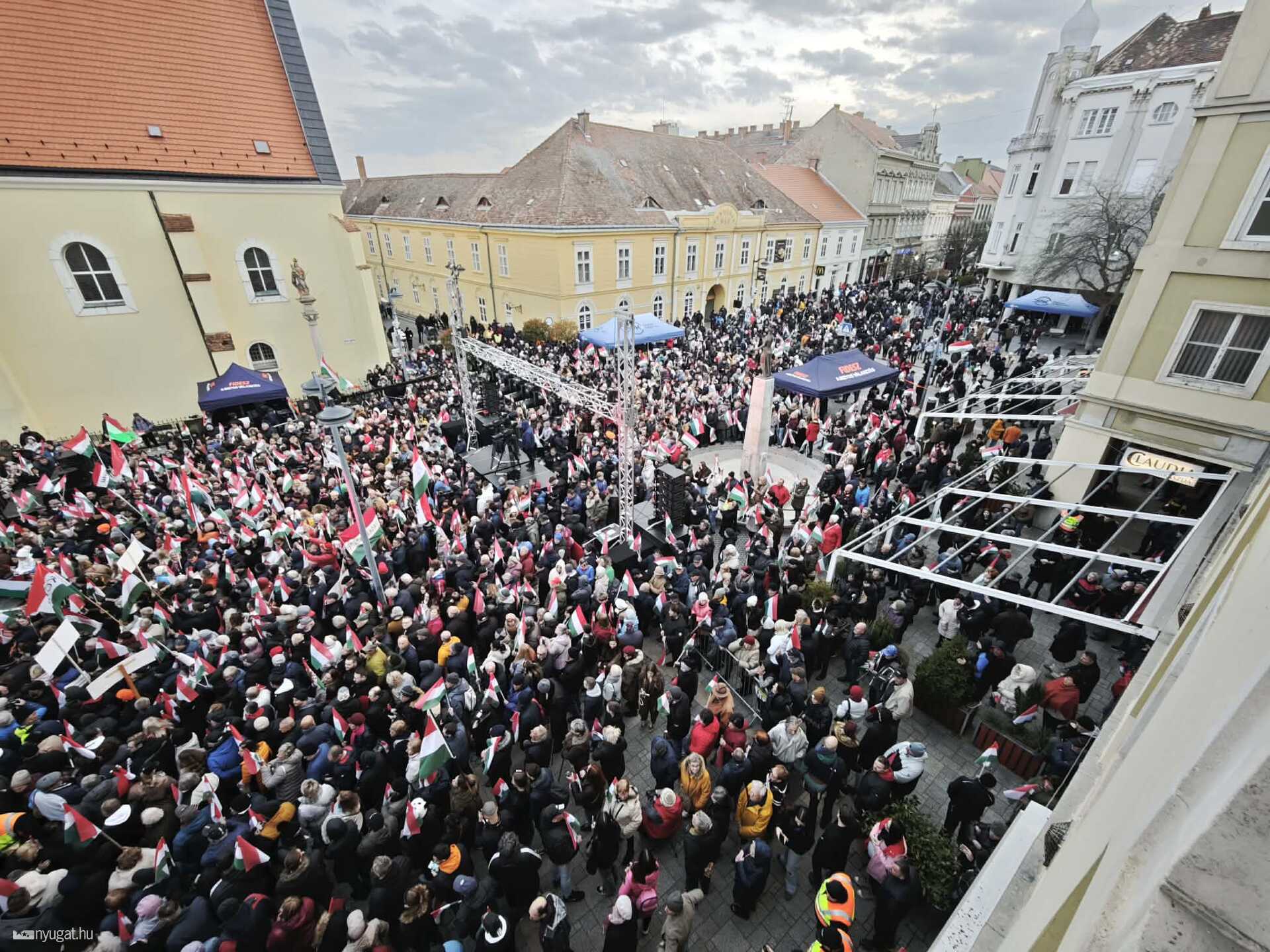 Tömeg Orbán Viktor országjárásának szombathelyi helyszínén
