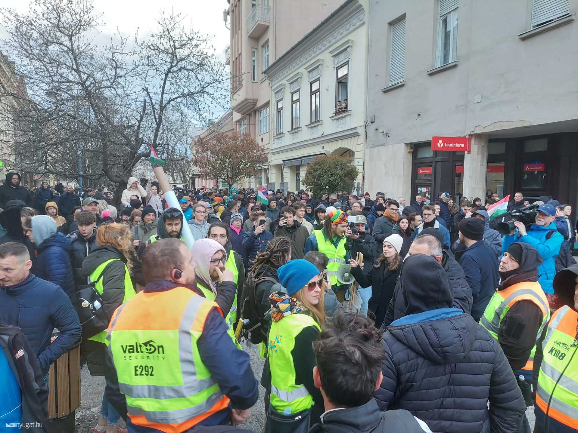 Ellentüntetők Orbán Viktor rendezvényén