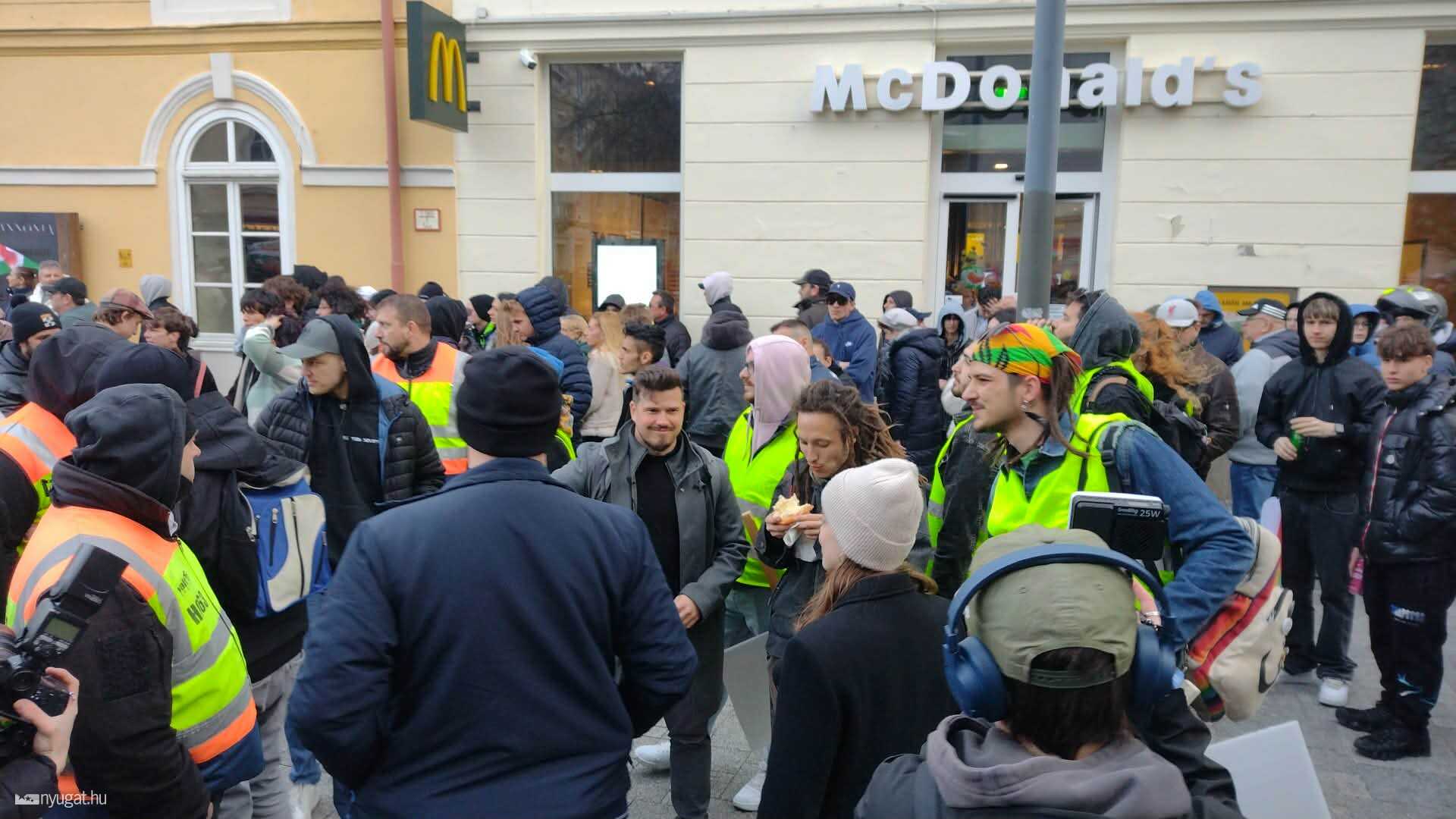 Ellentüntetők Orbán Viktor rendezvényén