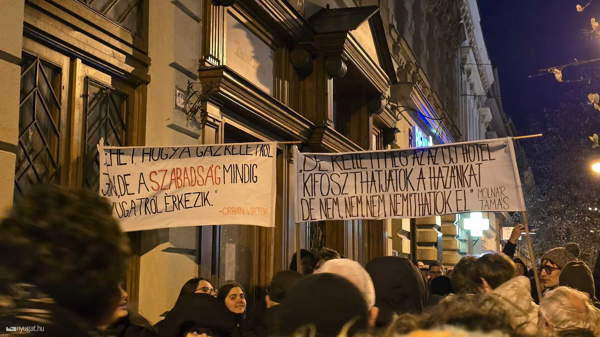 Tüntetők Orbán Viktor országjárásán