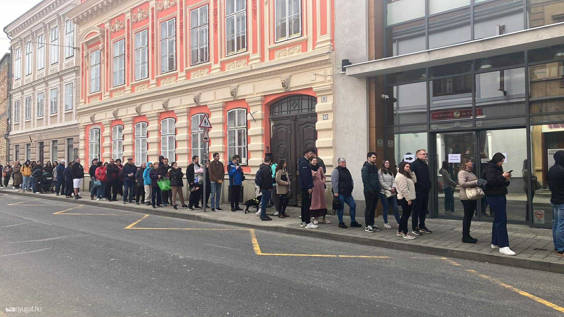 Brutális sor áll a szombathelyi Kossuth Lajos utcai szavazókör előtt