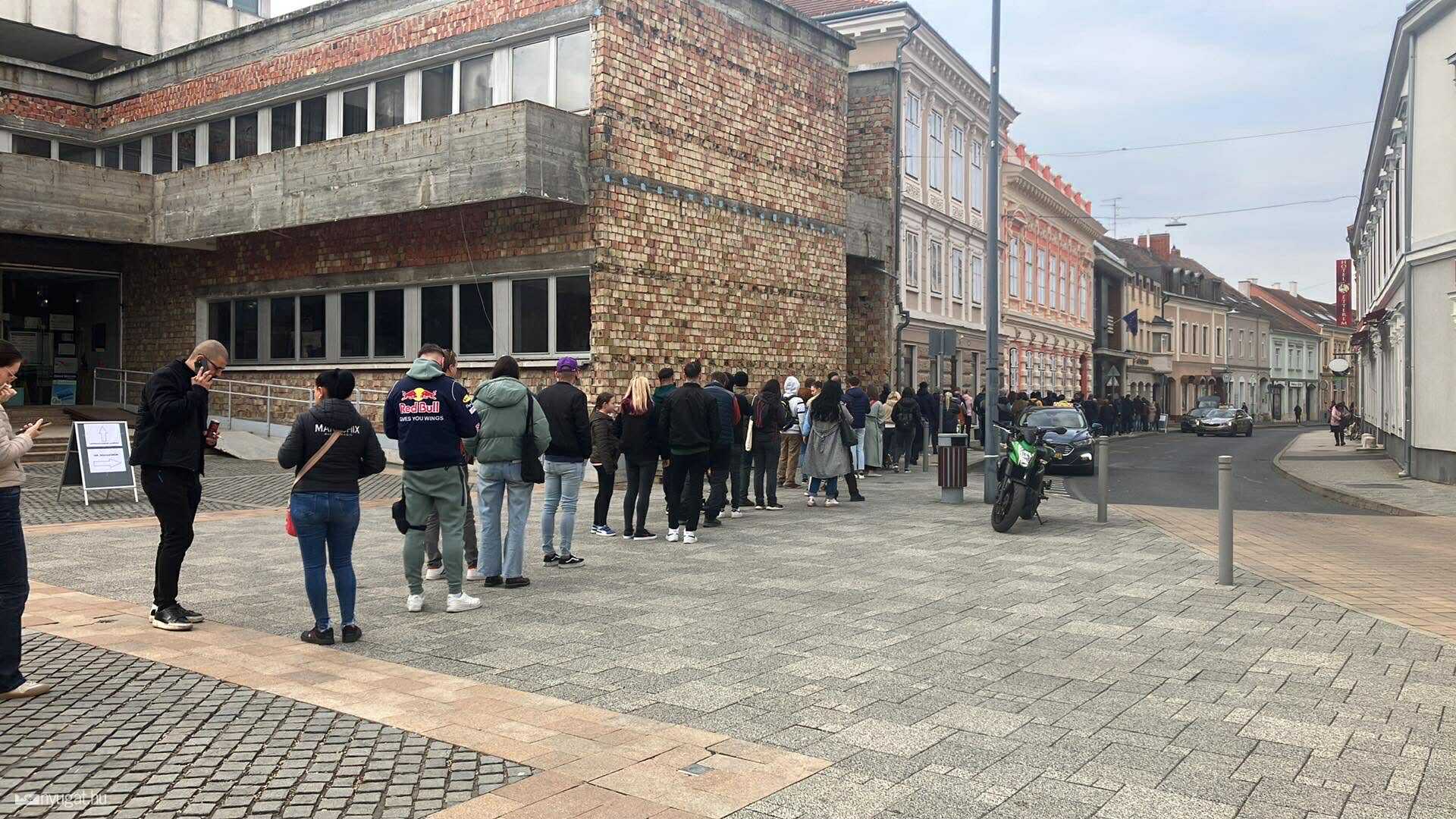 Brutális sor áll a szombathelyi Kossuth Lajos utcai szavazókör előtt
