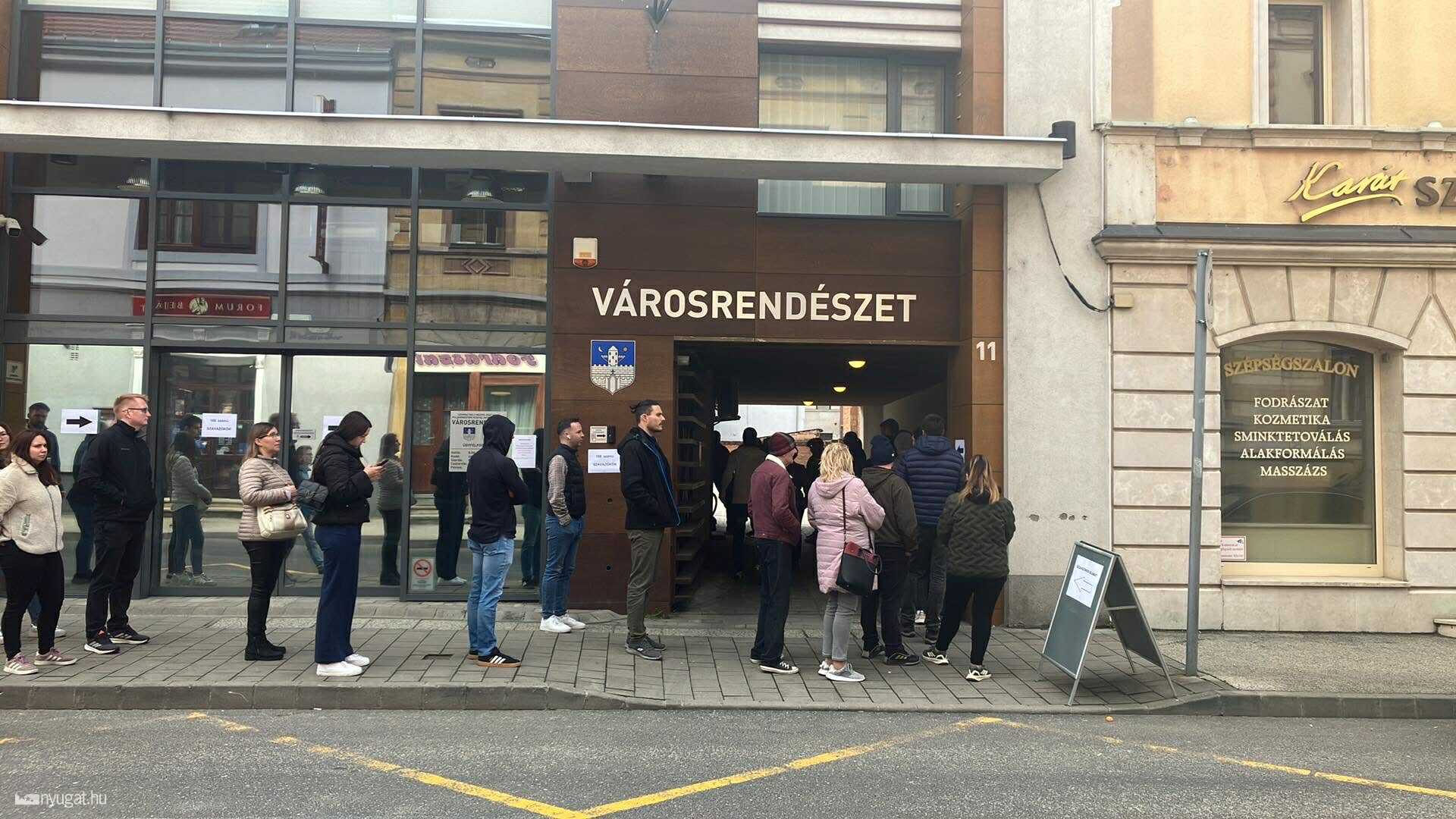 Brutális sor áll a szombathelyi Kossuth Lajos utcai szavazókör előtt
