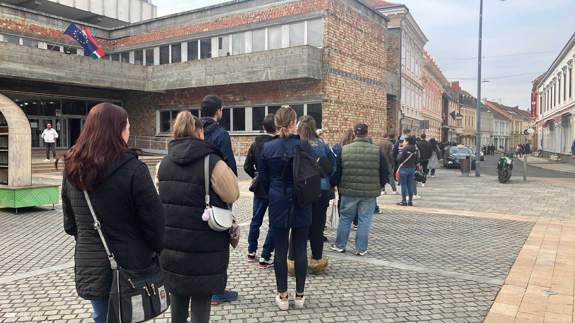 Brutális sor áll a szombathelyi Kossuth Lajos utcai szavazókör előtt