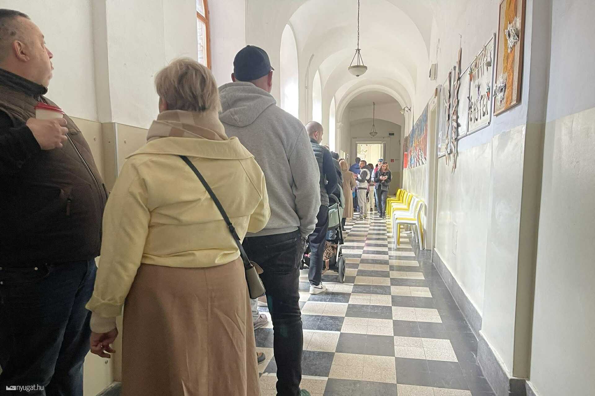 Nemcsak Szombathelyen, a fővárosban is hatalmas sorok vannak a szavazóköröknél