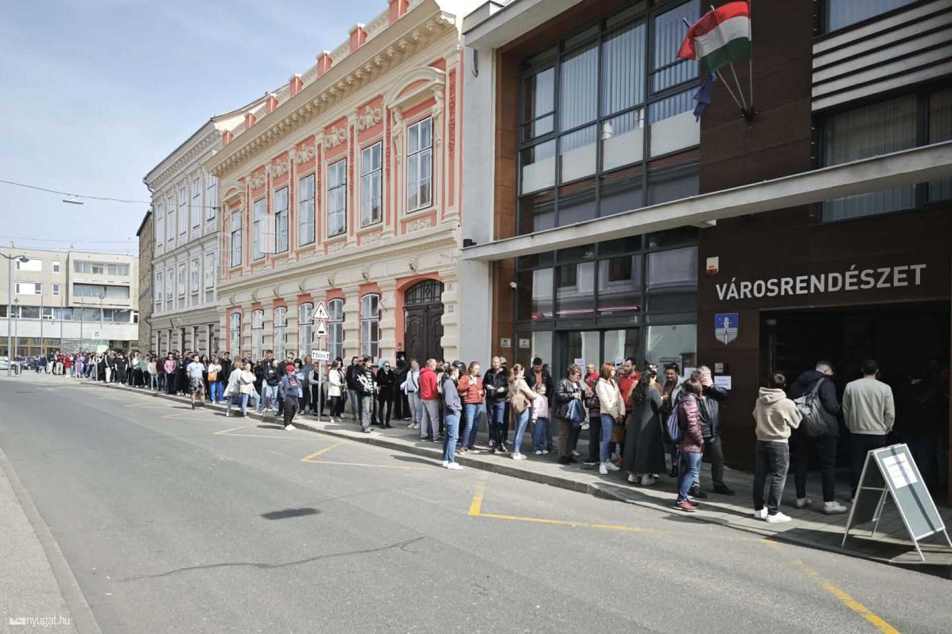 Kossuth utcai sorban állás délután