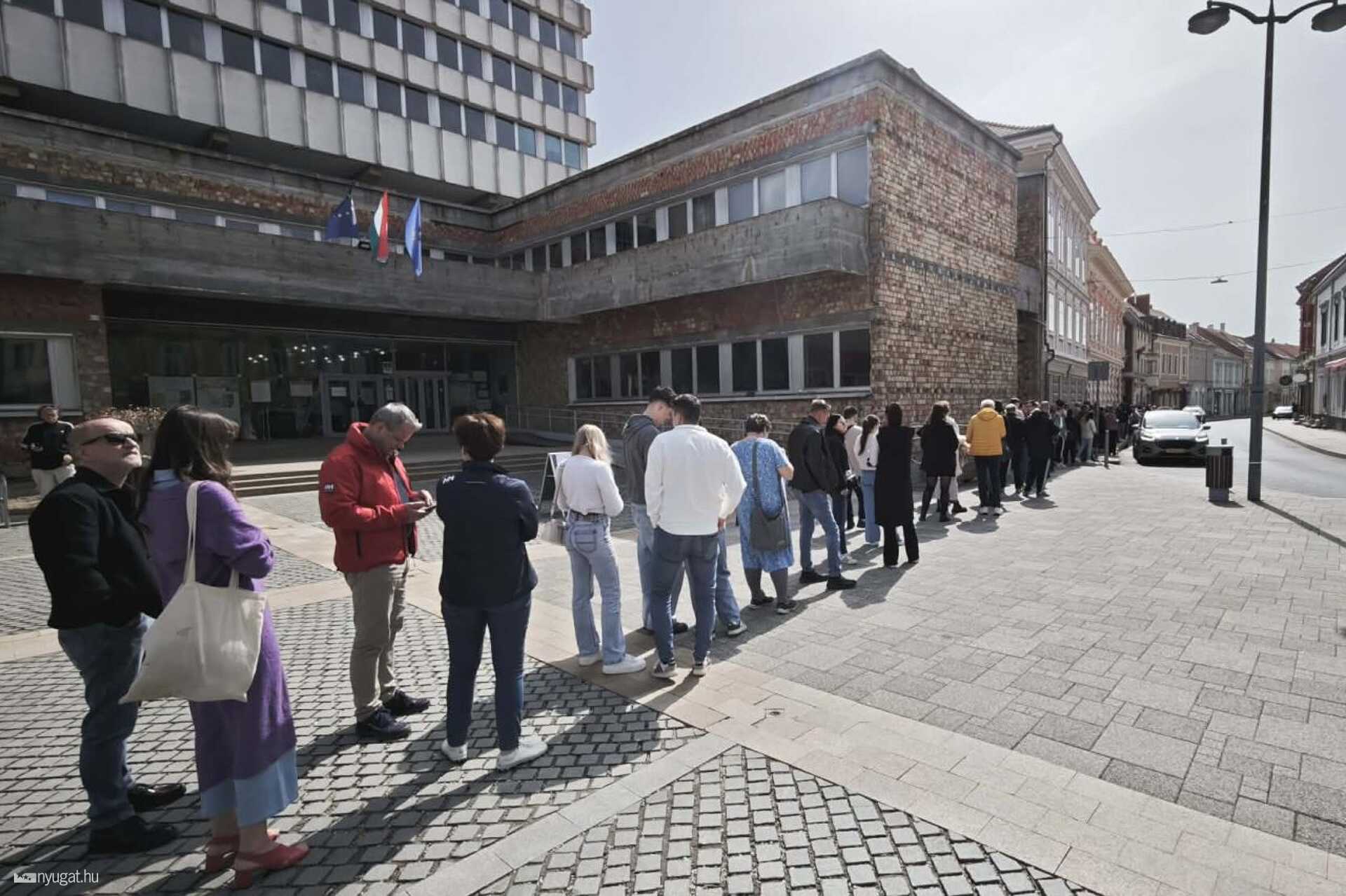 Kossuth utcai sorban állás délután