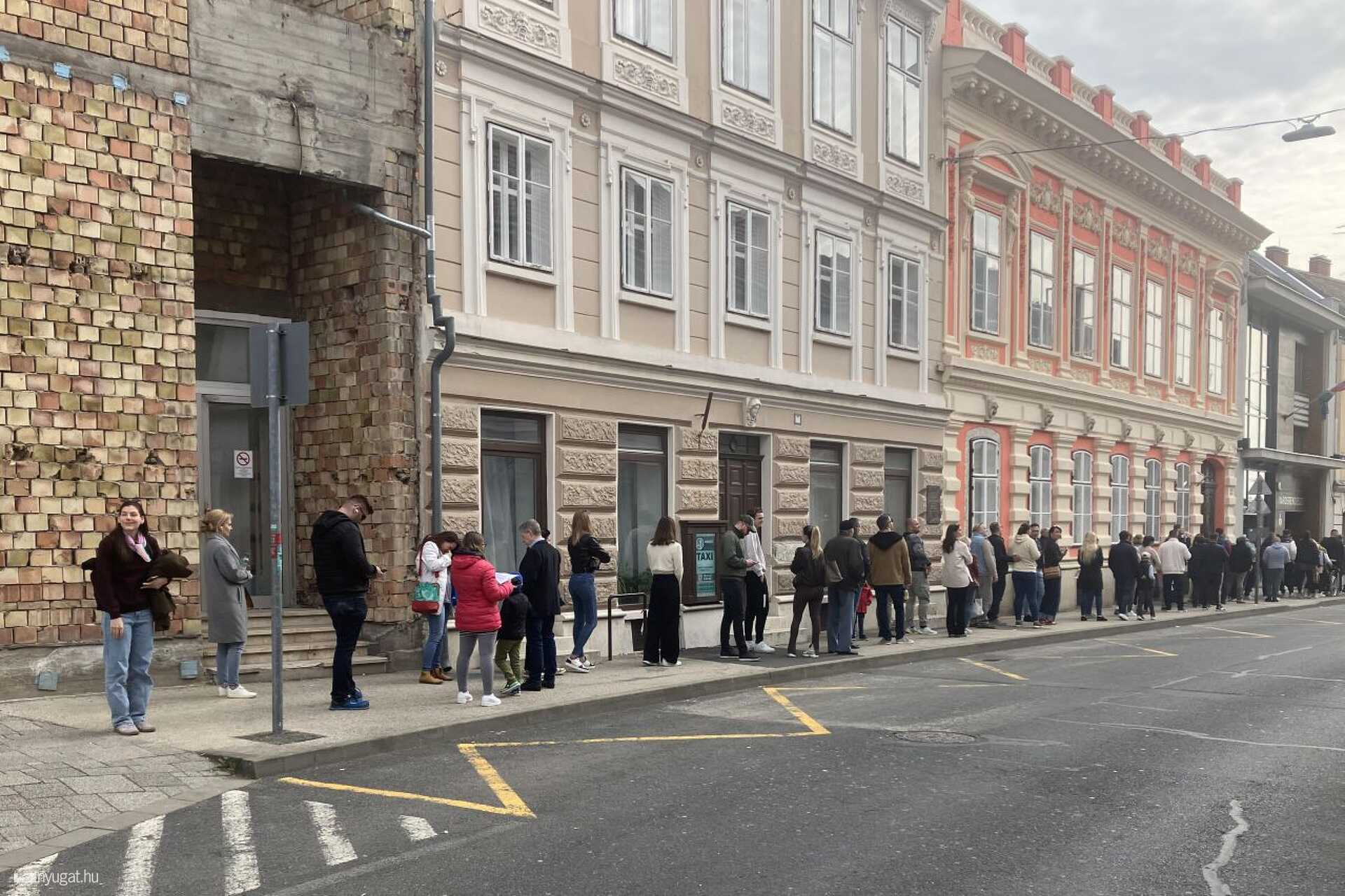 Rövidebb a sor a Kossuth utcában
