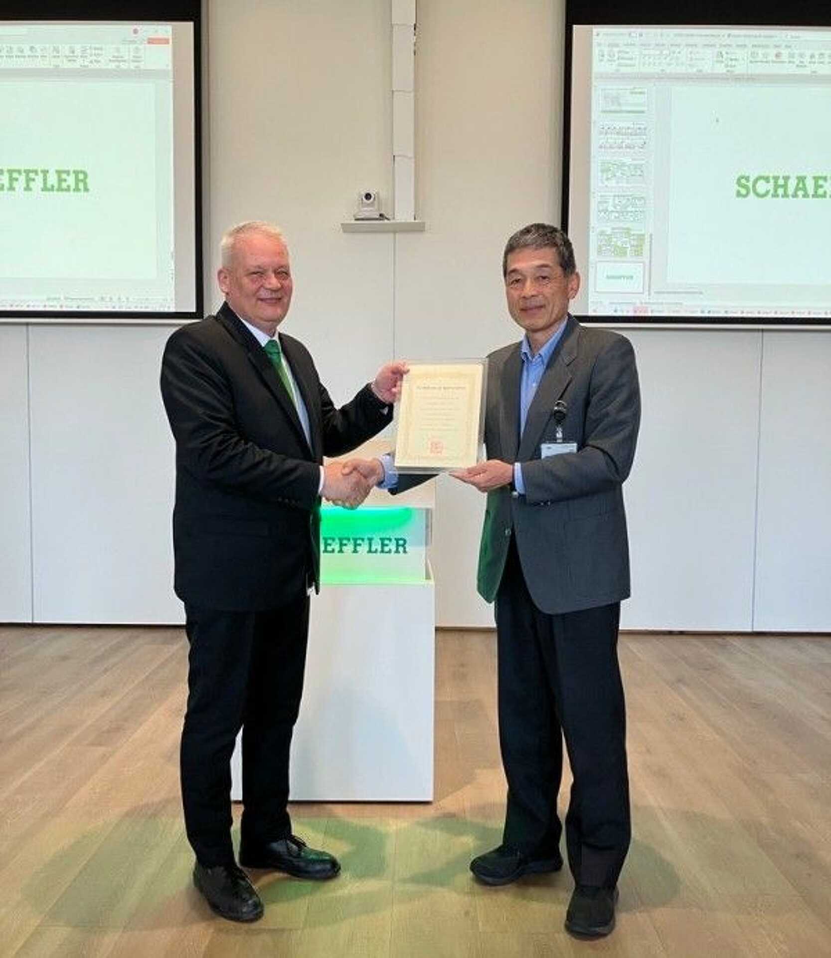 Szigeti Tibor, a Schaeffler Savaria Kft. ügyvezetője és Naoki Kato-san, Toyota Motor Corporation 