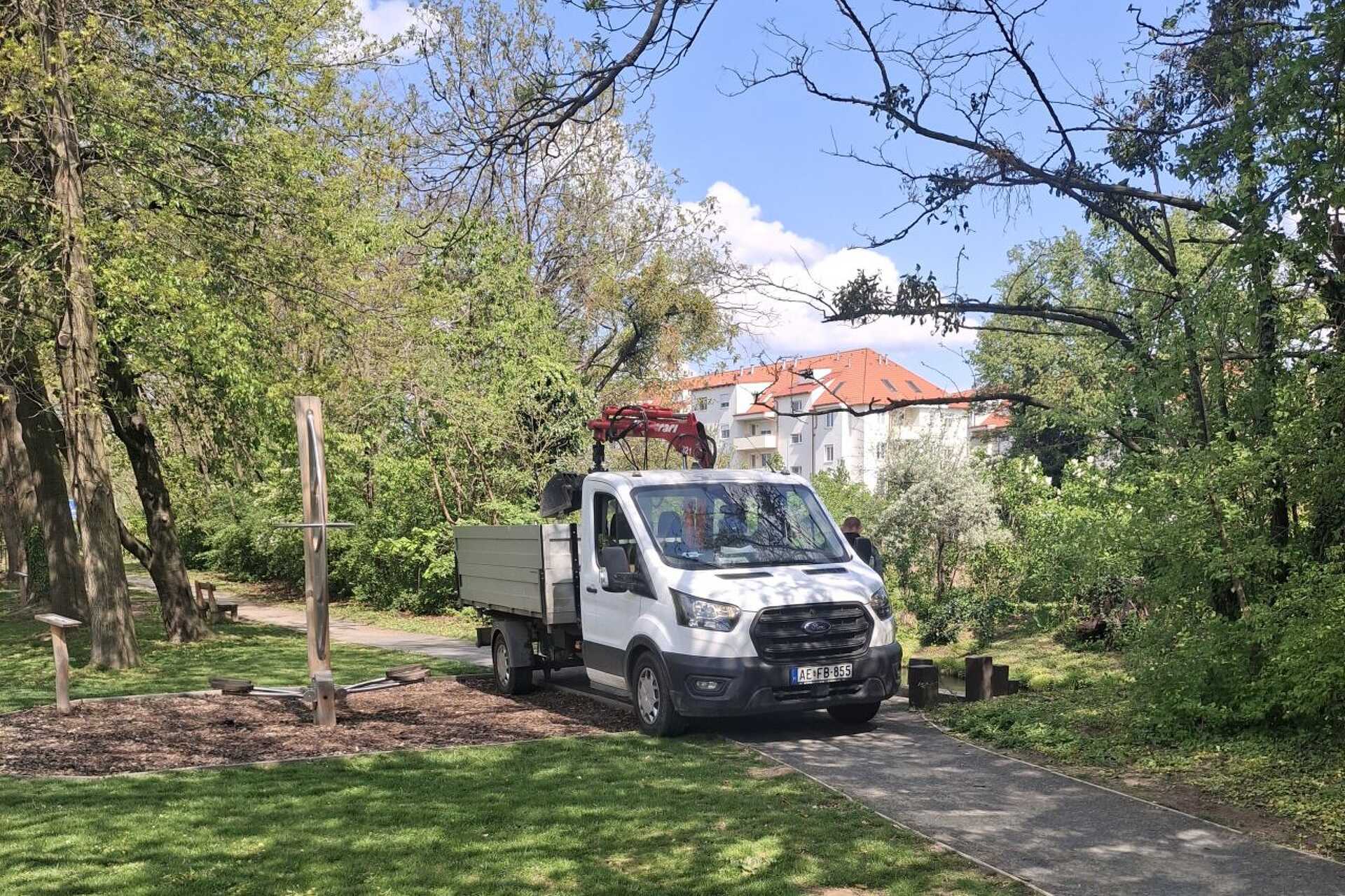 Dolgoznak a szombathelyi Százhold parkban