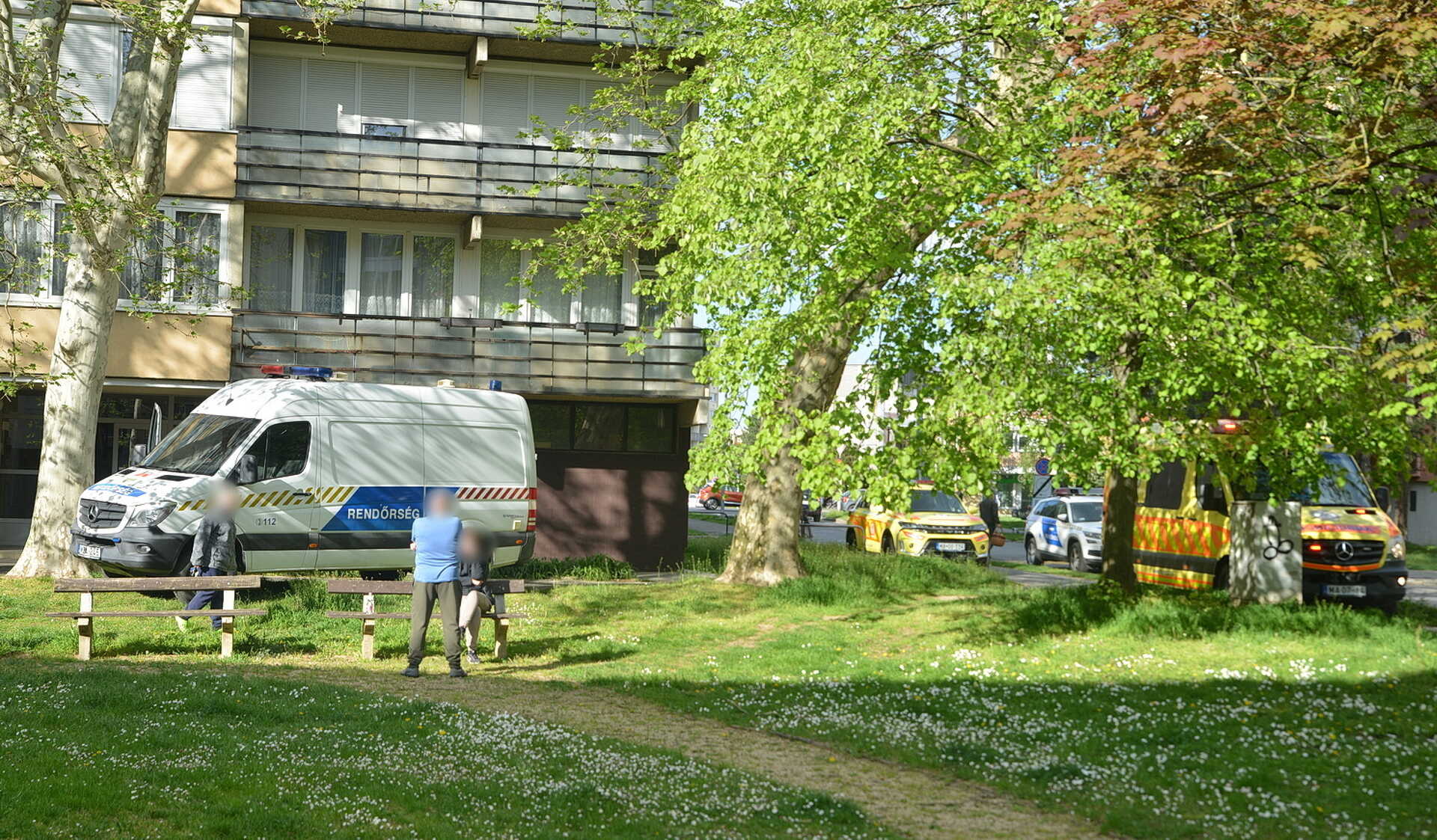 Halálos baleset a negyedik emeleten - szerszámmal vágott a lábába egy férfi Szombathelyen