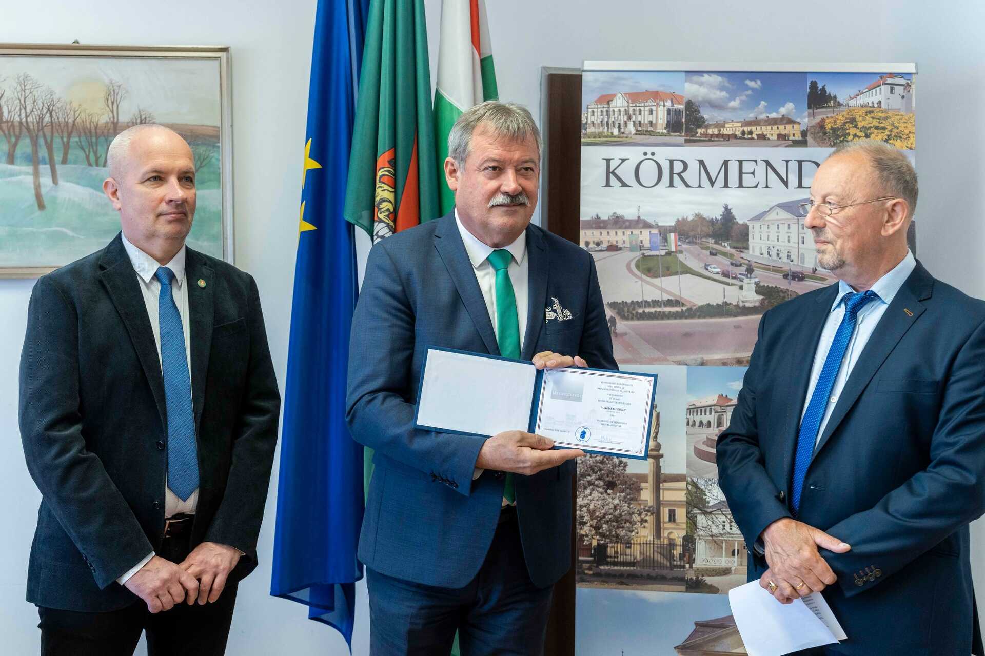 V. Németh Zsolt átveszi a megbízólevelét