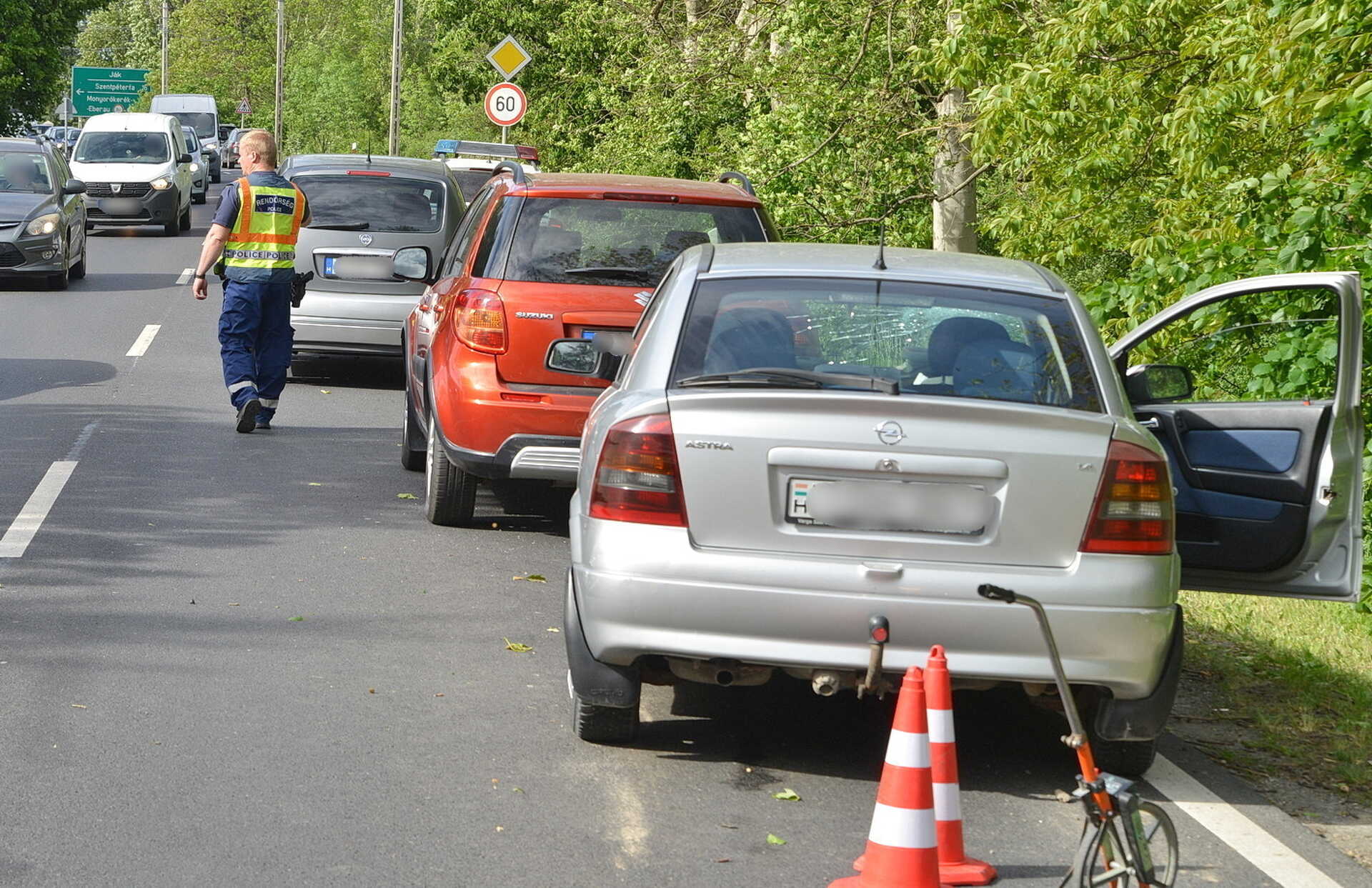 Opel tolt Suzukit egy Lanciának Balogunyomnál, a 86-os főúton
