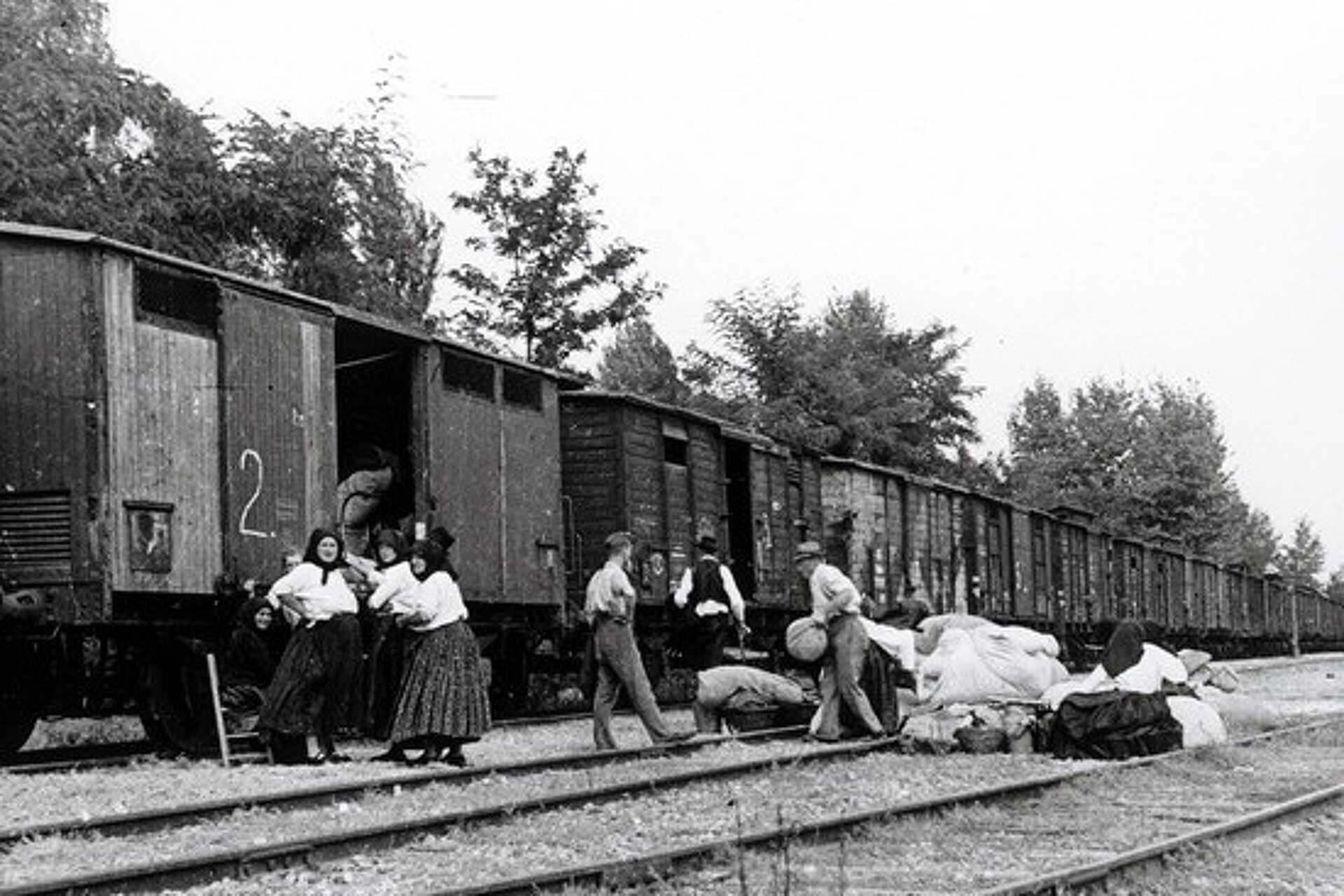 Kitelepítésre váró svábok a békásmegyeri pályaudvaron 1946. május 3-án