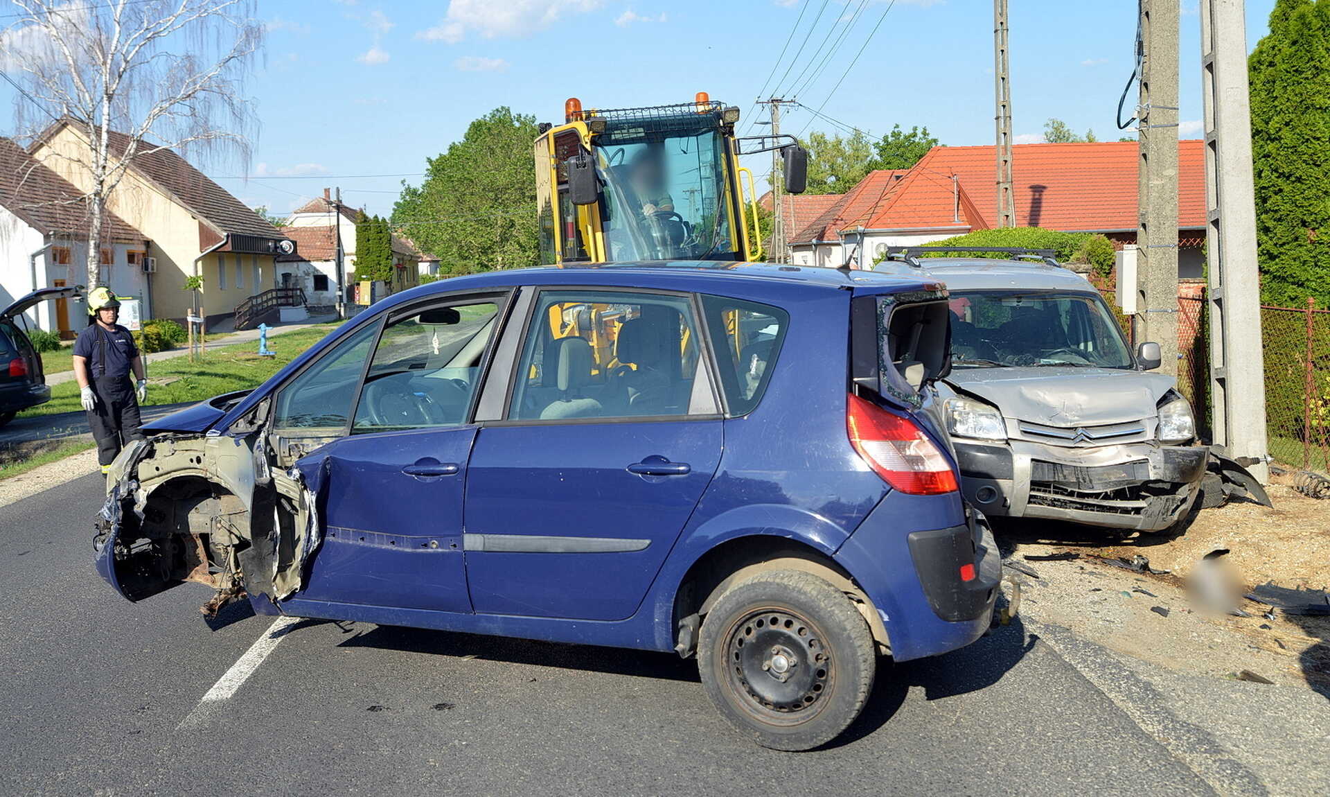 Parkoló autót tört totálkárosra egy Citroen Nagysimonyiban