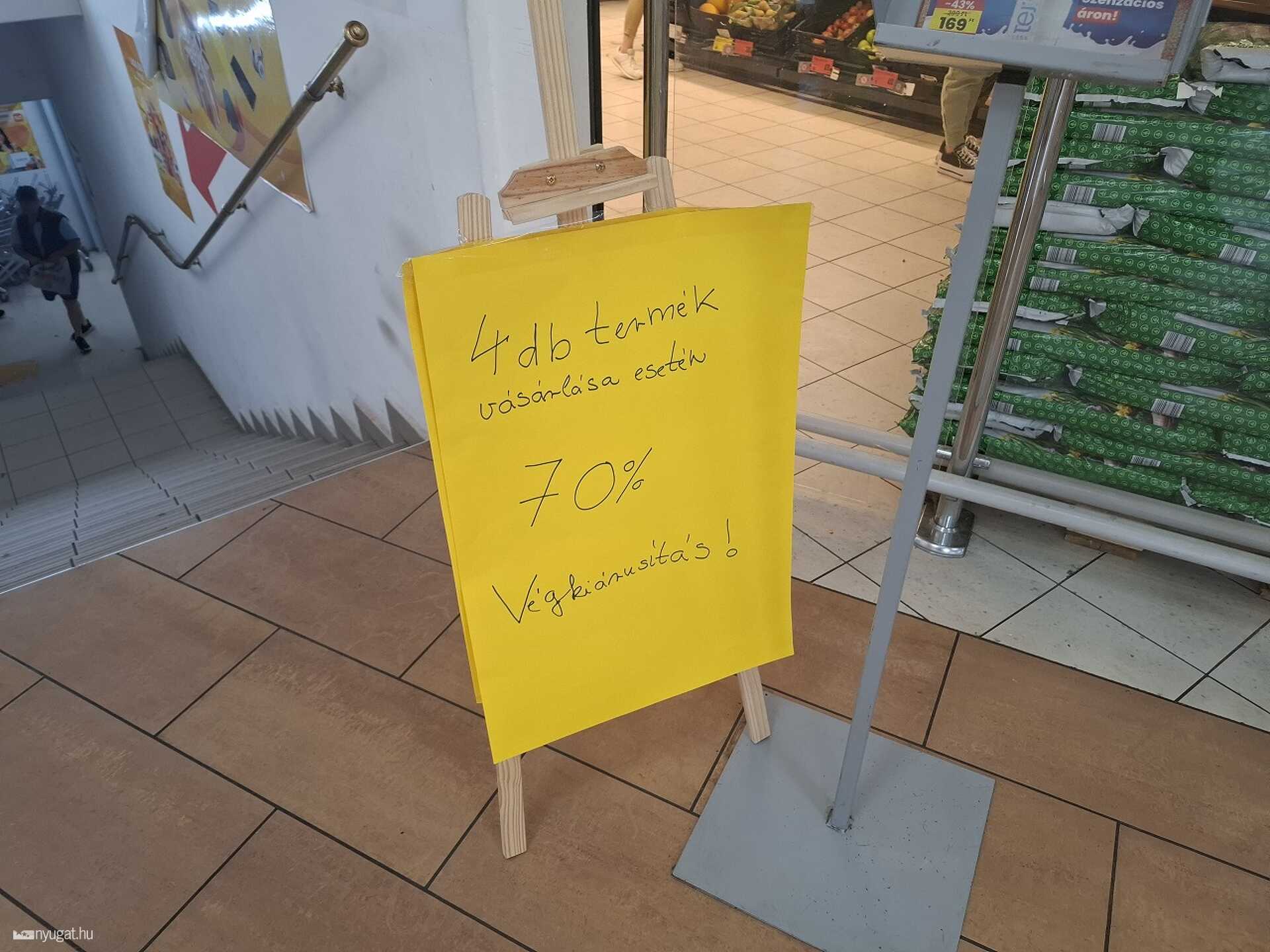 Bezár az egyik kínai bolt a szombathelyi Borostyánkő áruházban