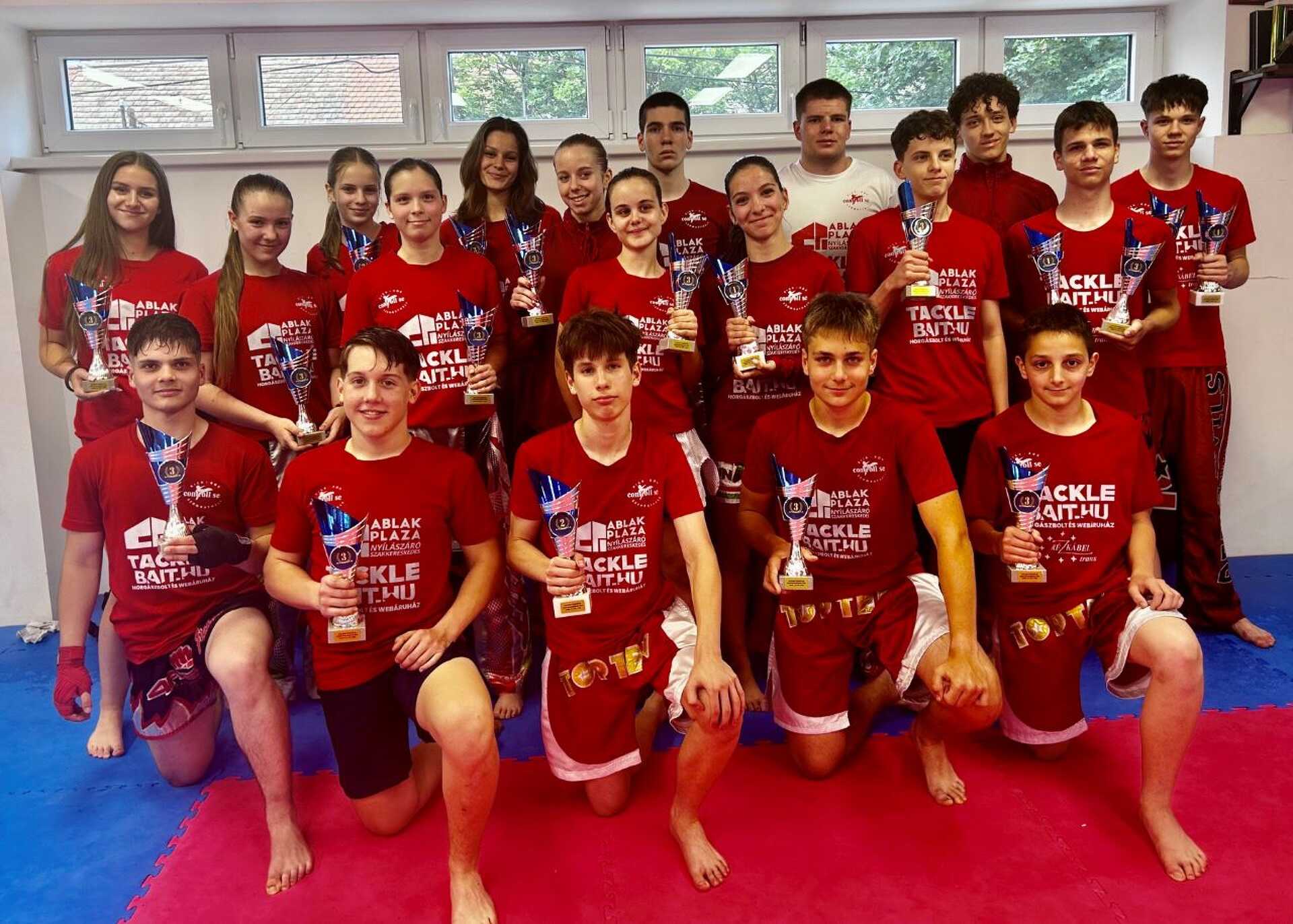 30 érmet nyertek a szombathelyi kickboxolók