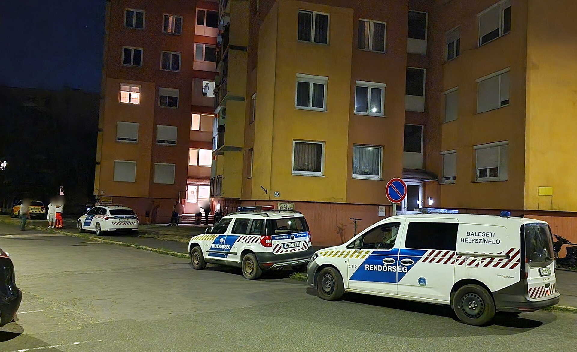 Helyszínelés a Szent Gellért utca egyik tízemeletesénél