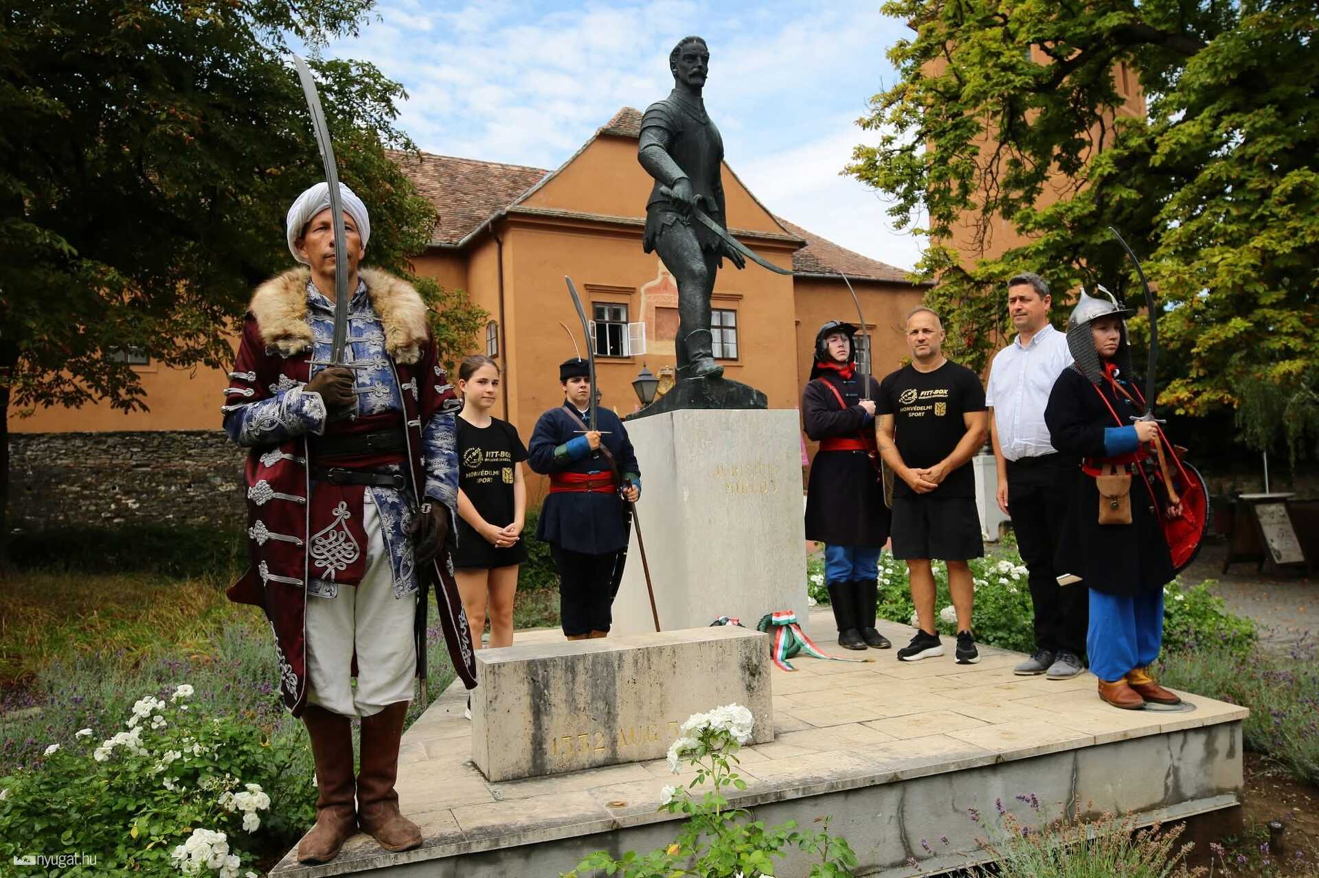 Koszorút helyeztek el Jurisics Miklós szobránál