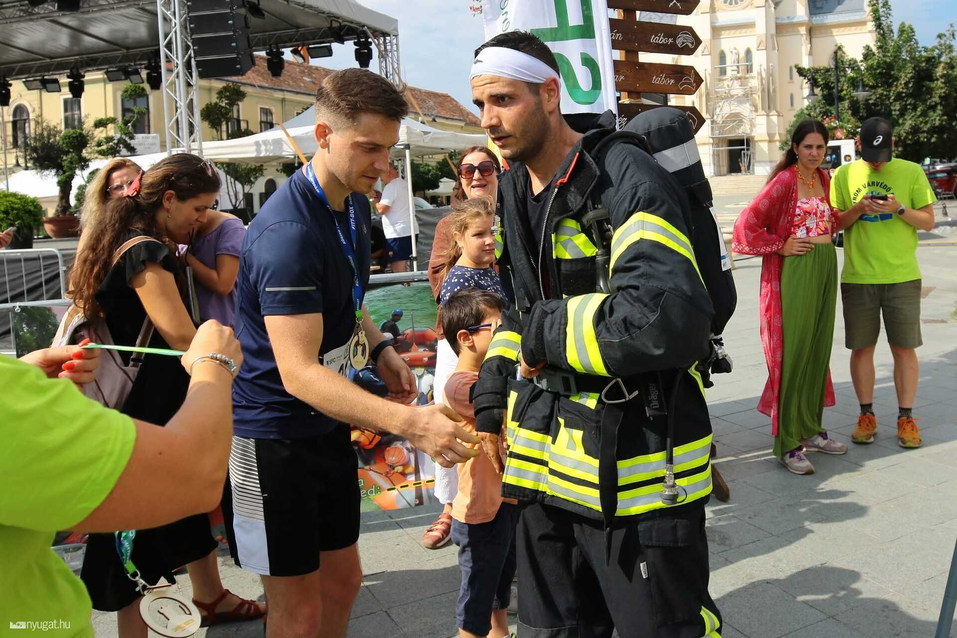 Volt, aki teljes tűzoltó-menetfelszerelésben teljesítette a 7 kilométeres távot