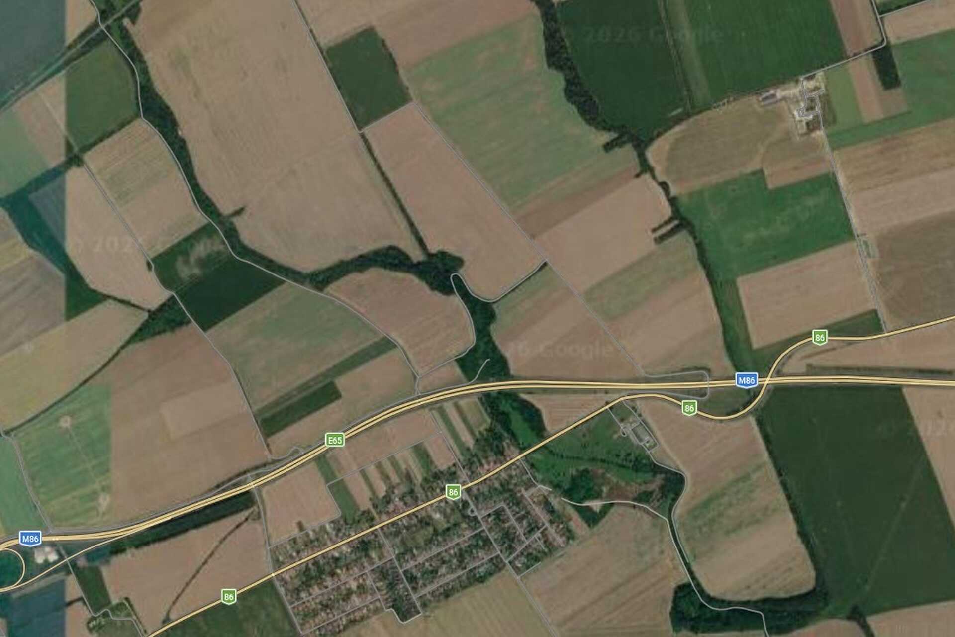 Sok szántóföld van a gyorsforgalmi út túlsó oldalán
